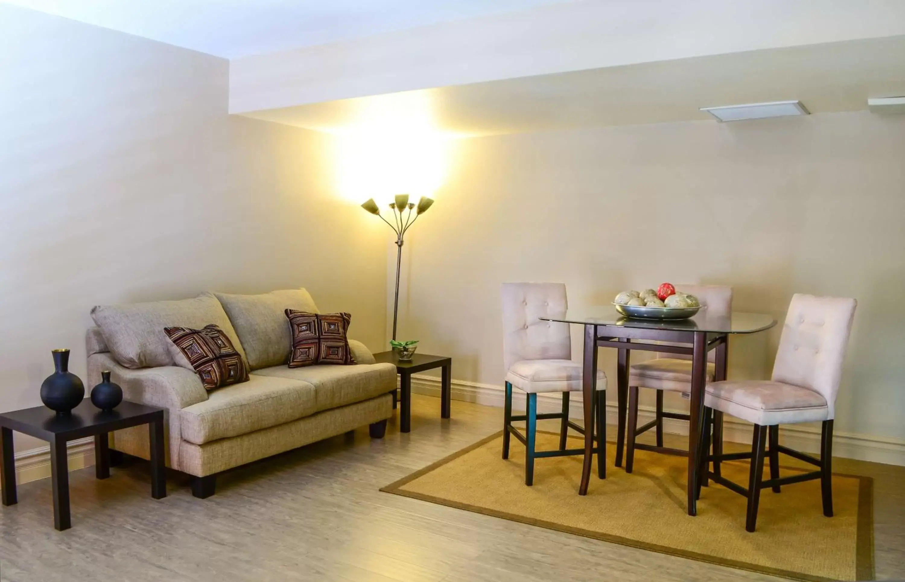 Bed, Seating Area in DoubleTree Suites by Hilton Tucson Airport