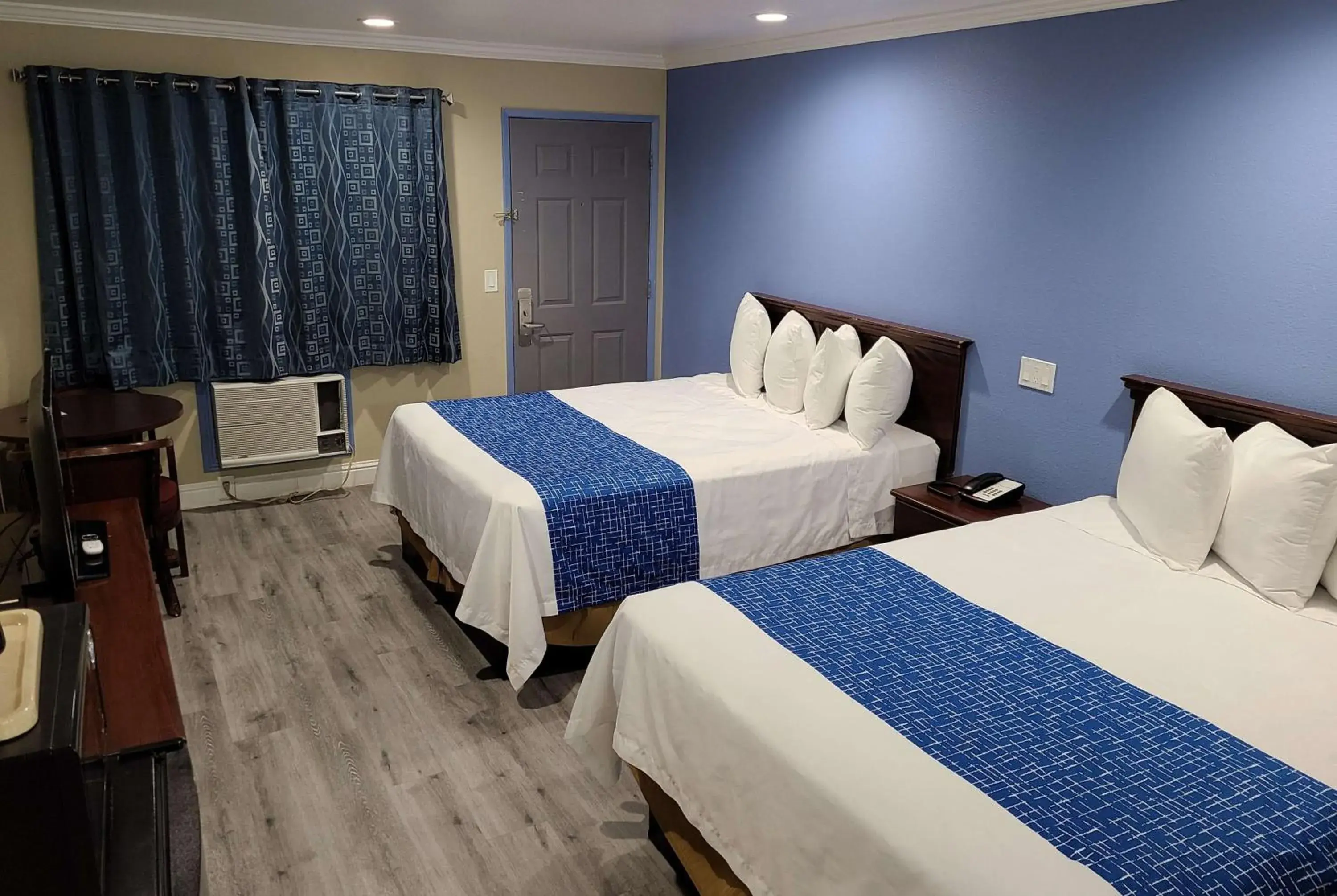 Photo of the whole room, Bed in Travelodge by Wyndham Clearlake