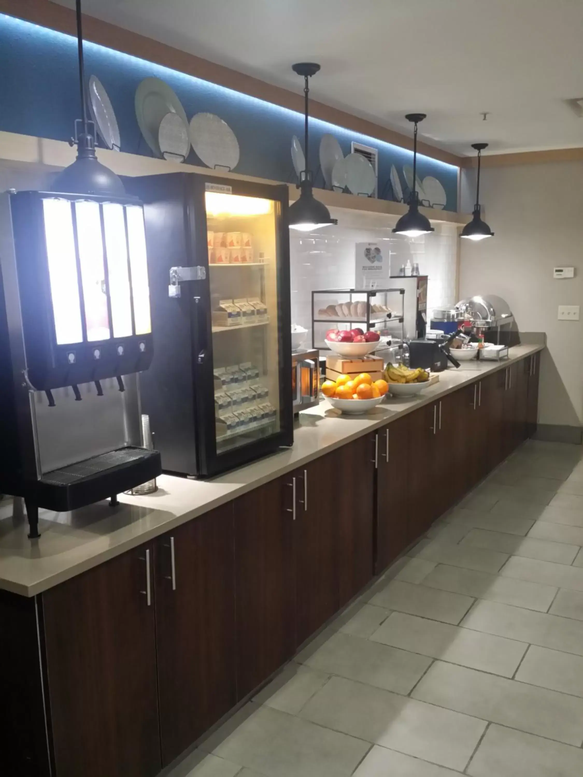 Breakfast, Kitchen/Kitchenette in Country Inn & Suites by Radisson, Gillette, WY