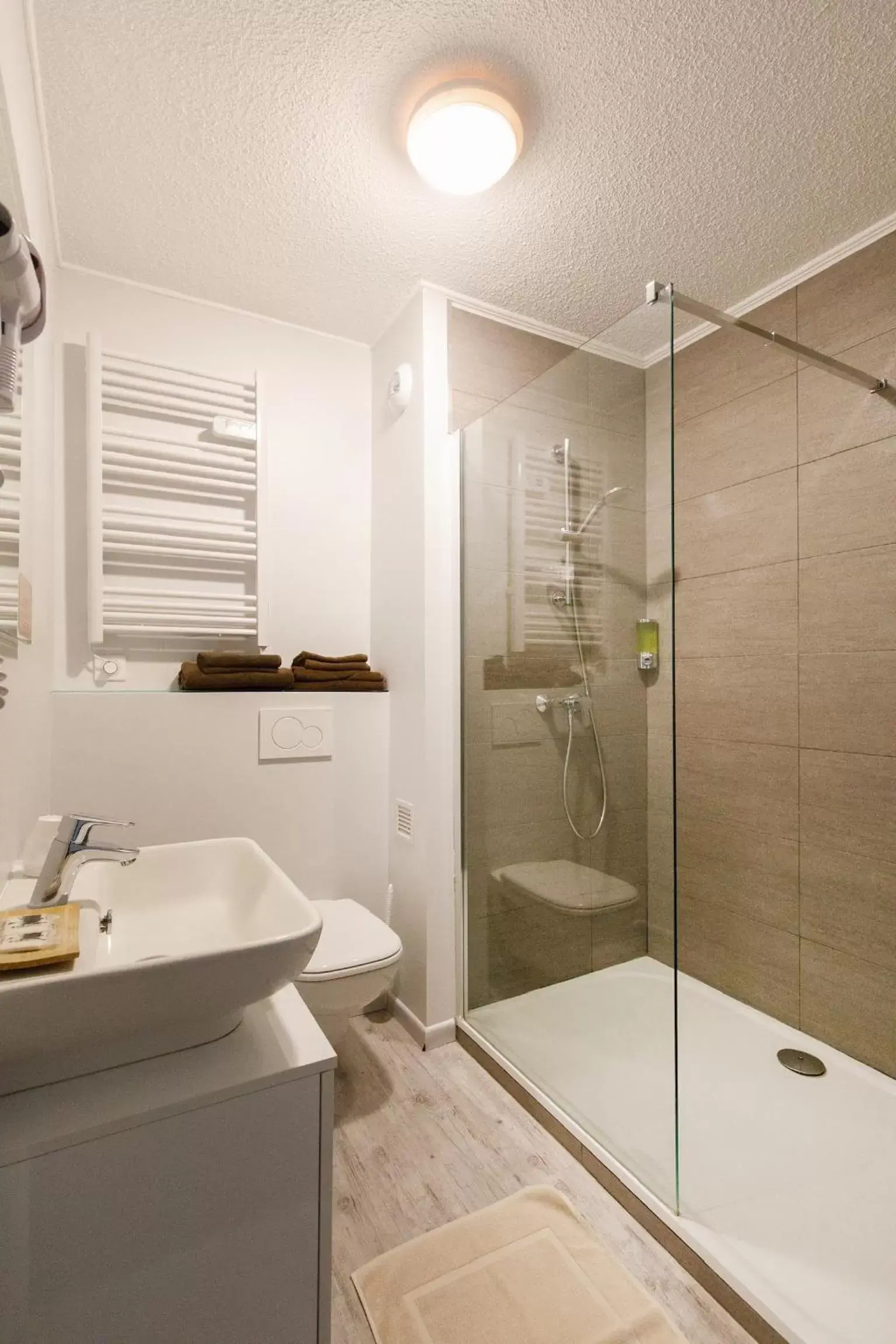 Shower, Bathroom in Hôtel de l'Étoile