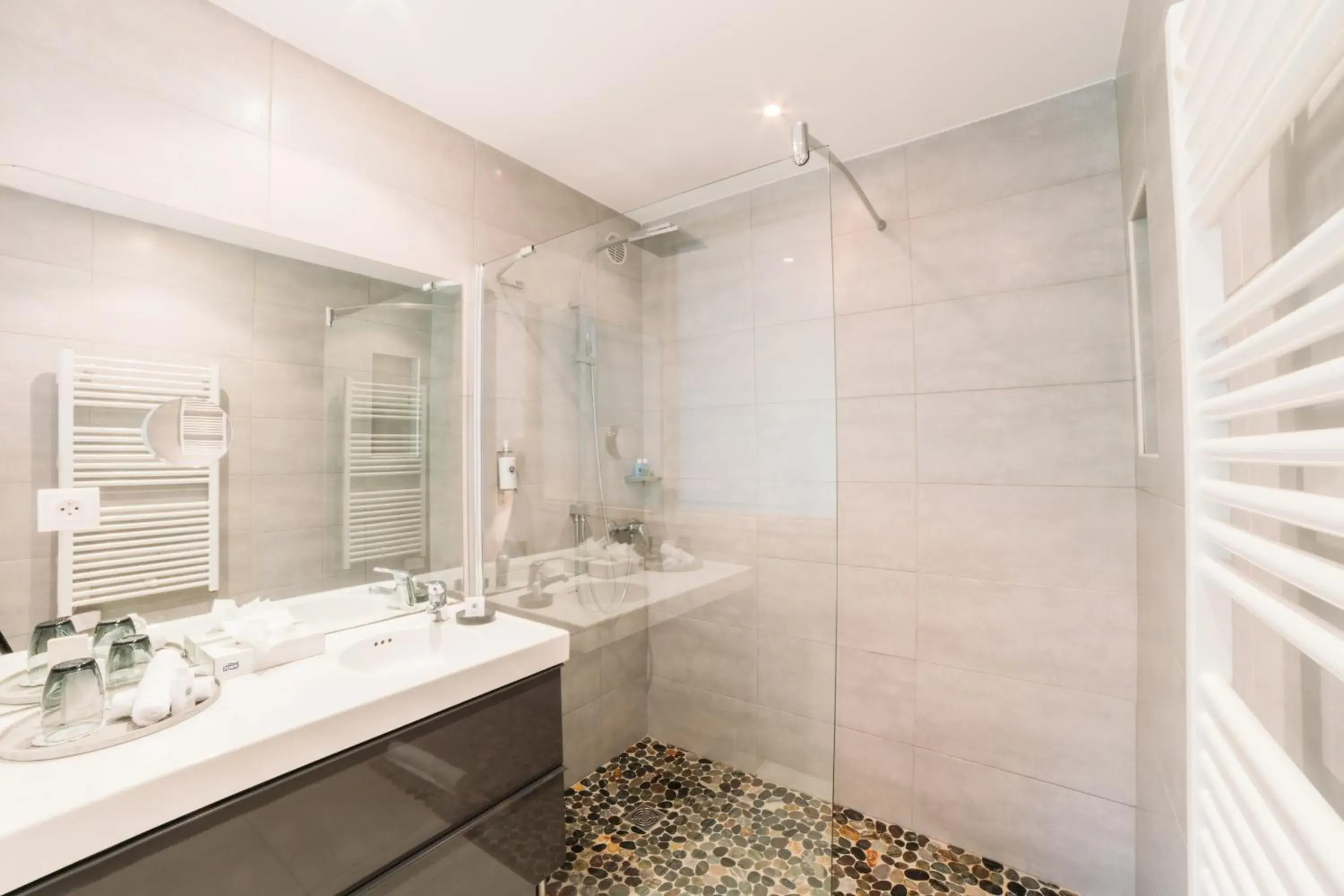 Shower, Bathroom in Hôtel Font Mourier