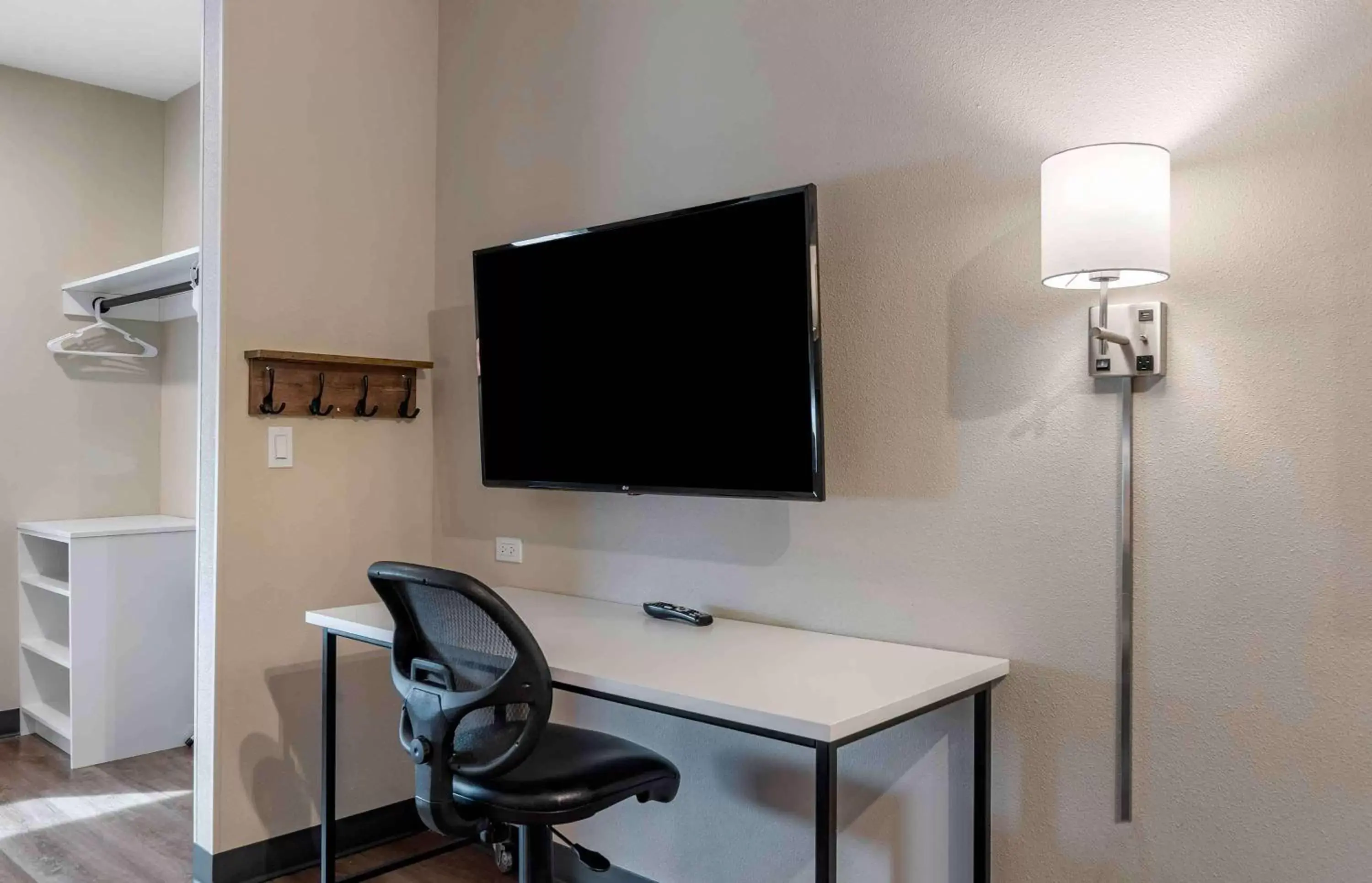 Bedroom, TV/Entertainment Center in Extended Stay America Premier Suites - Titusville - Space Center