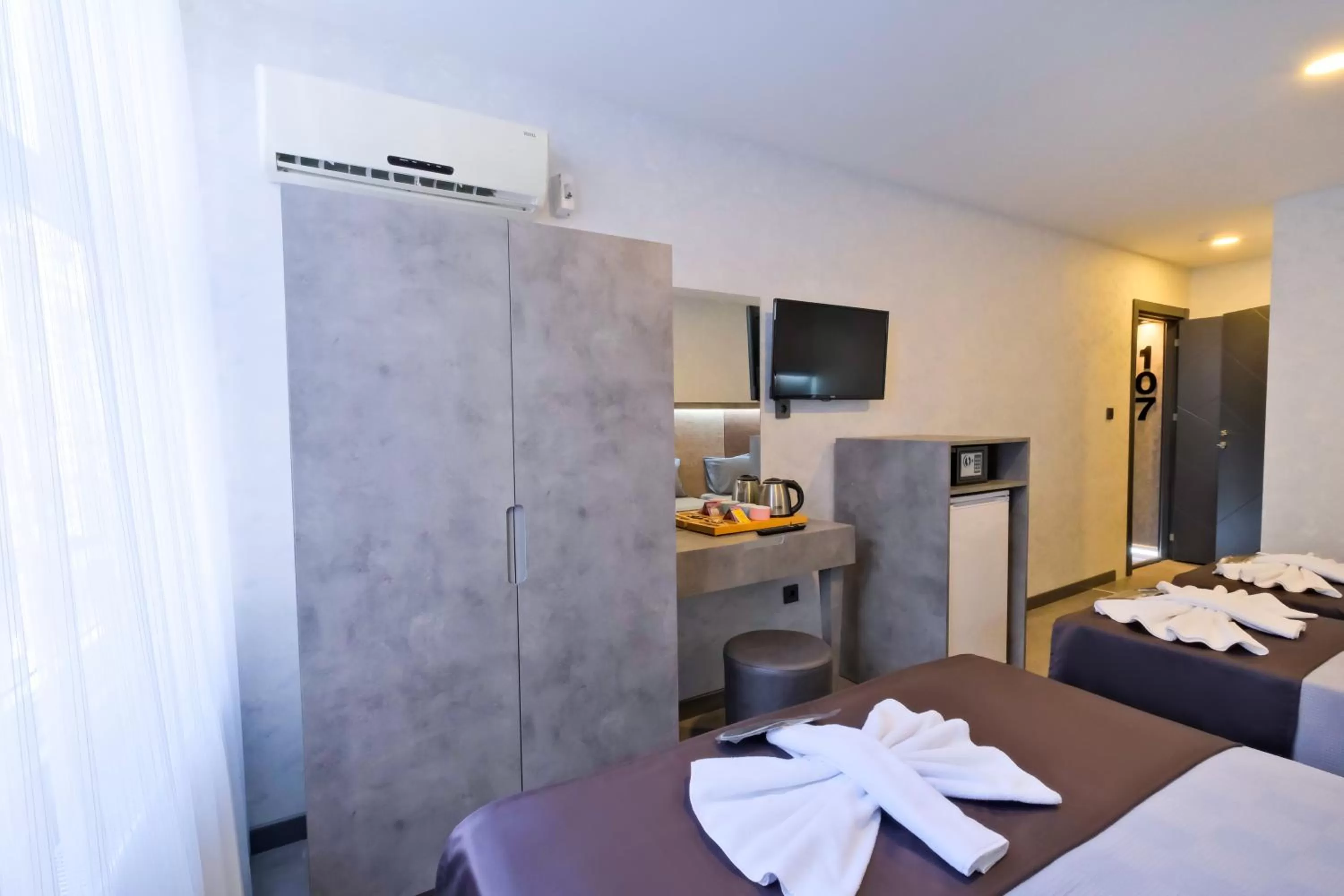 Photo of the whole room, Bed in The Queen Hotel