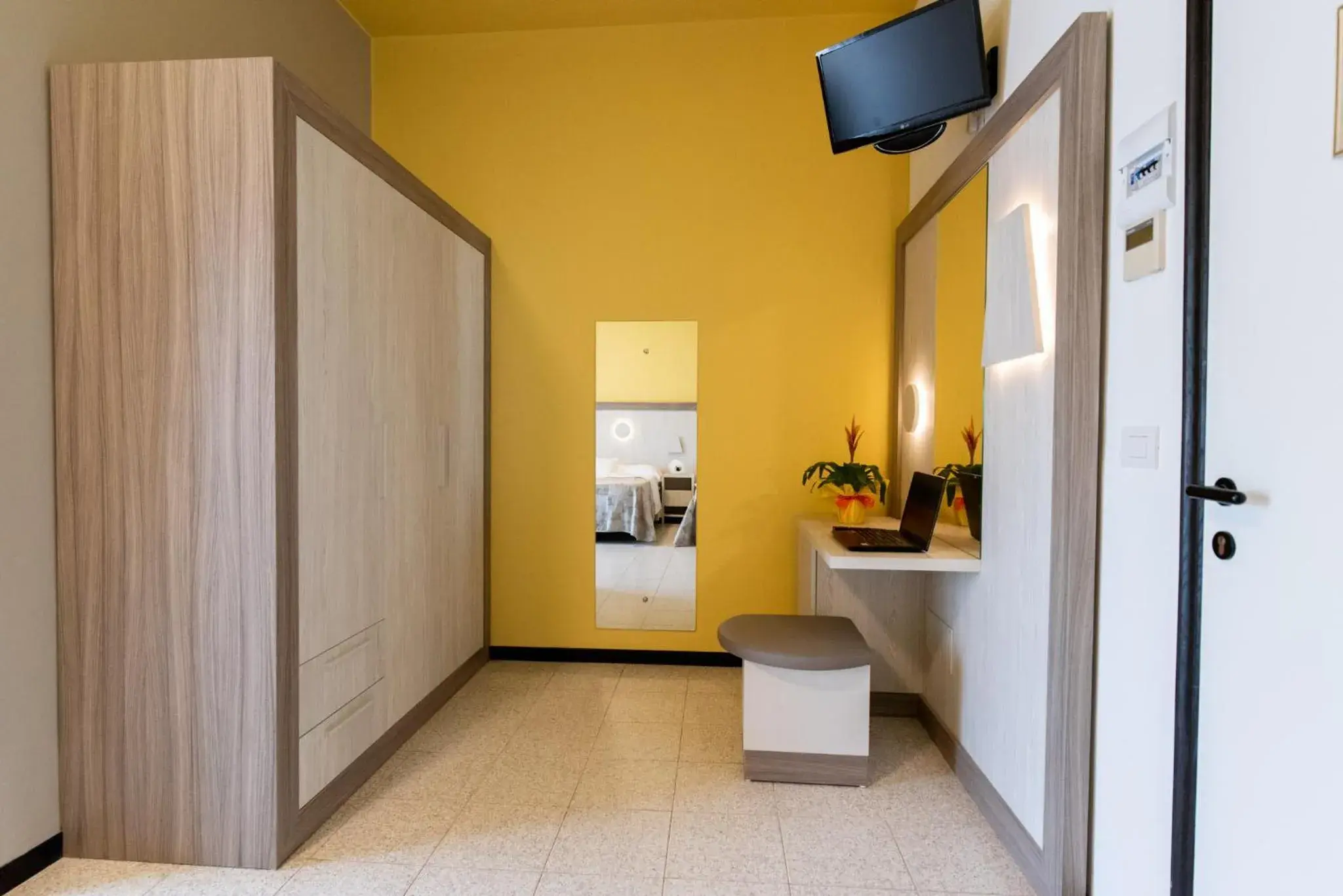 TV and multimedia, Bathroom in Hotel Continental