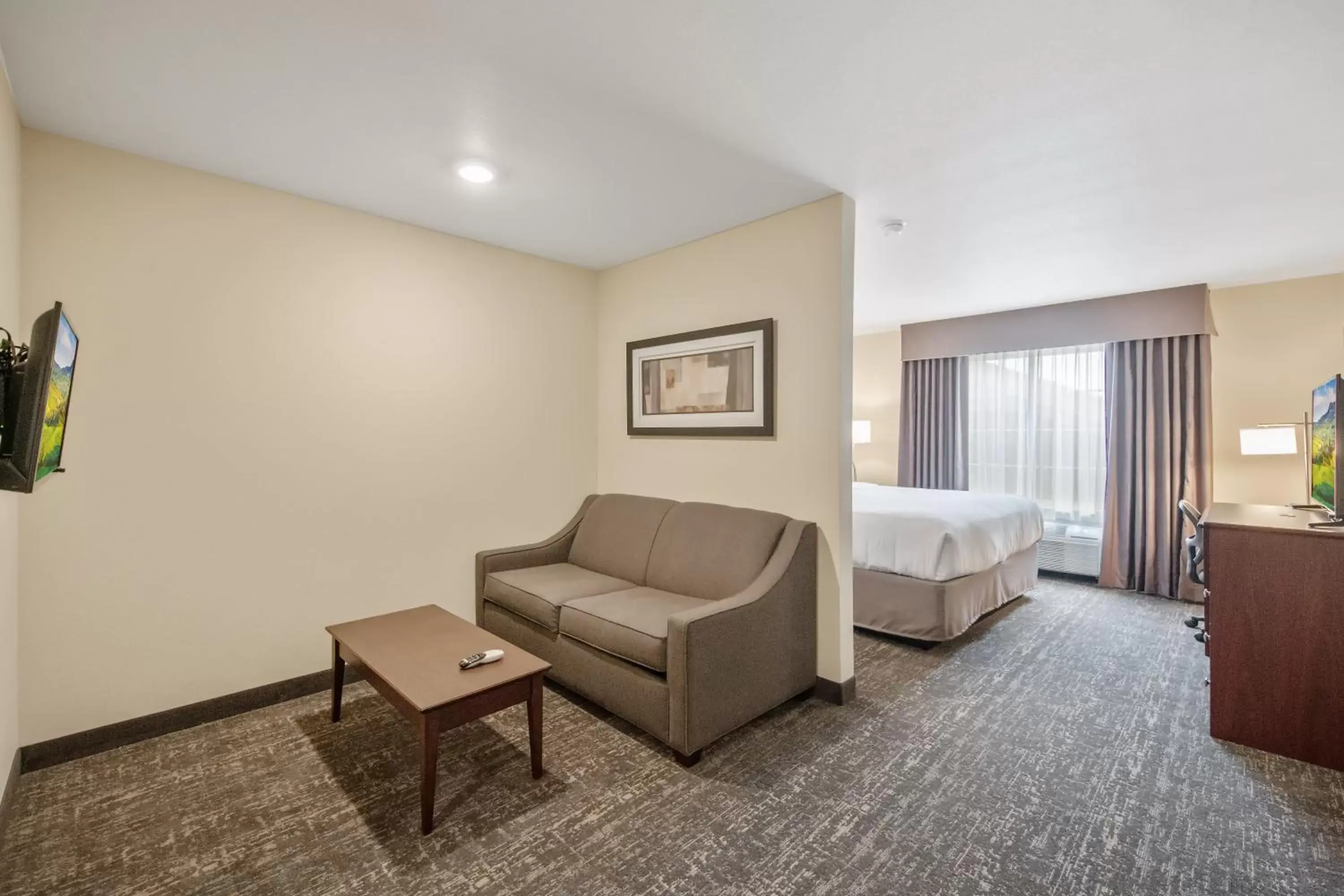 Bed, Seating Area in Cobblestone Hotel & Suites - Austin