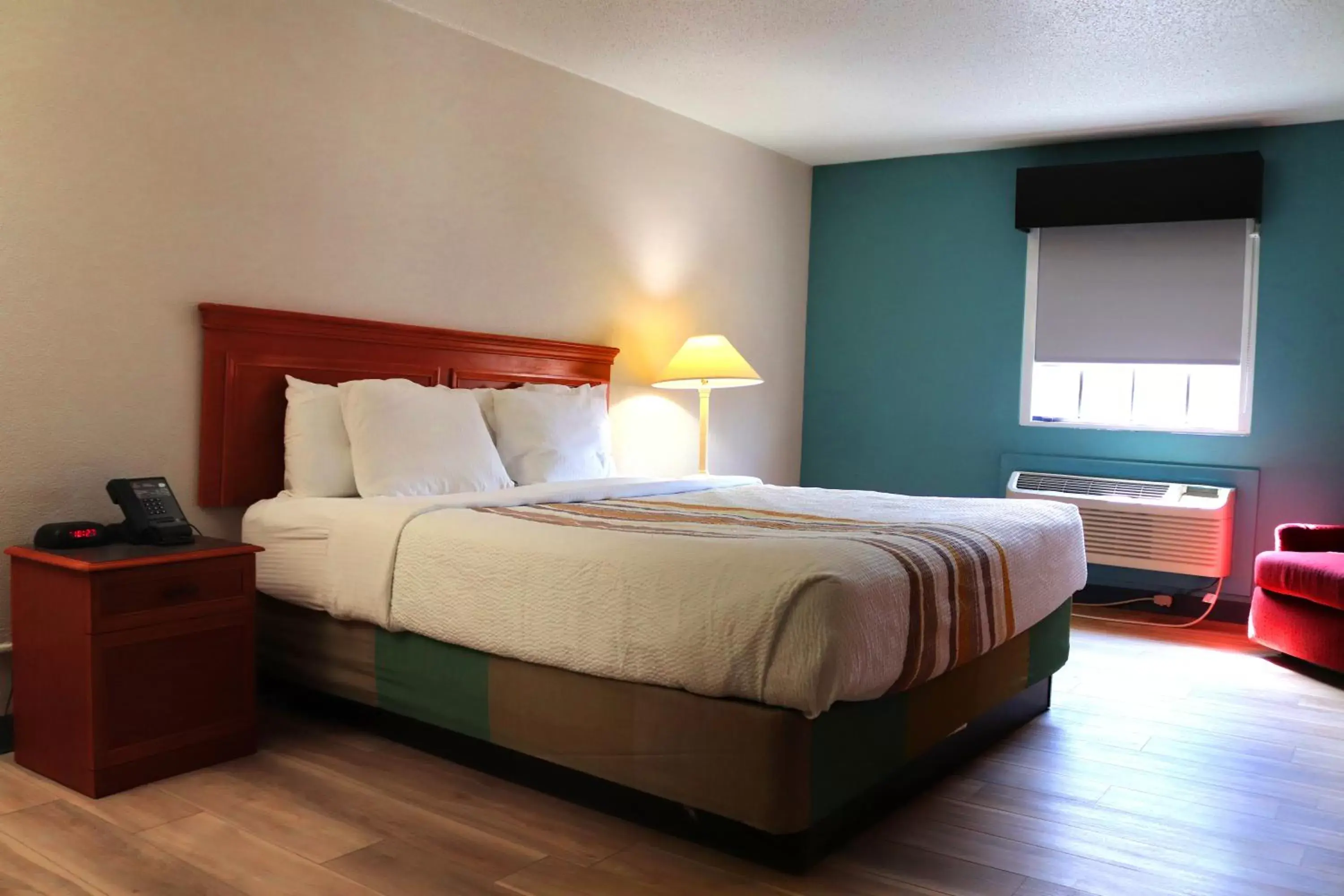 Photo of the whole room, Bed in La Quinta Inn by Wyndham Columbus Airport Area