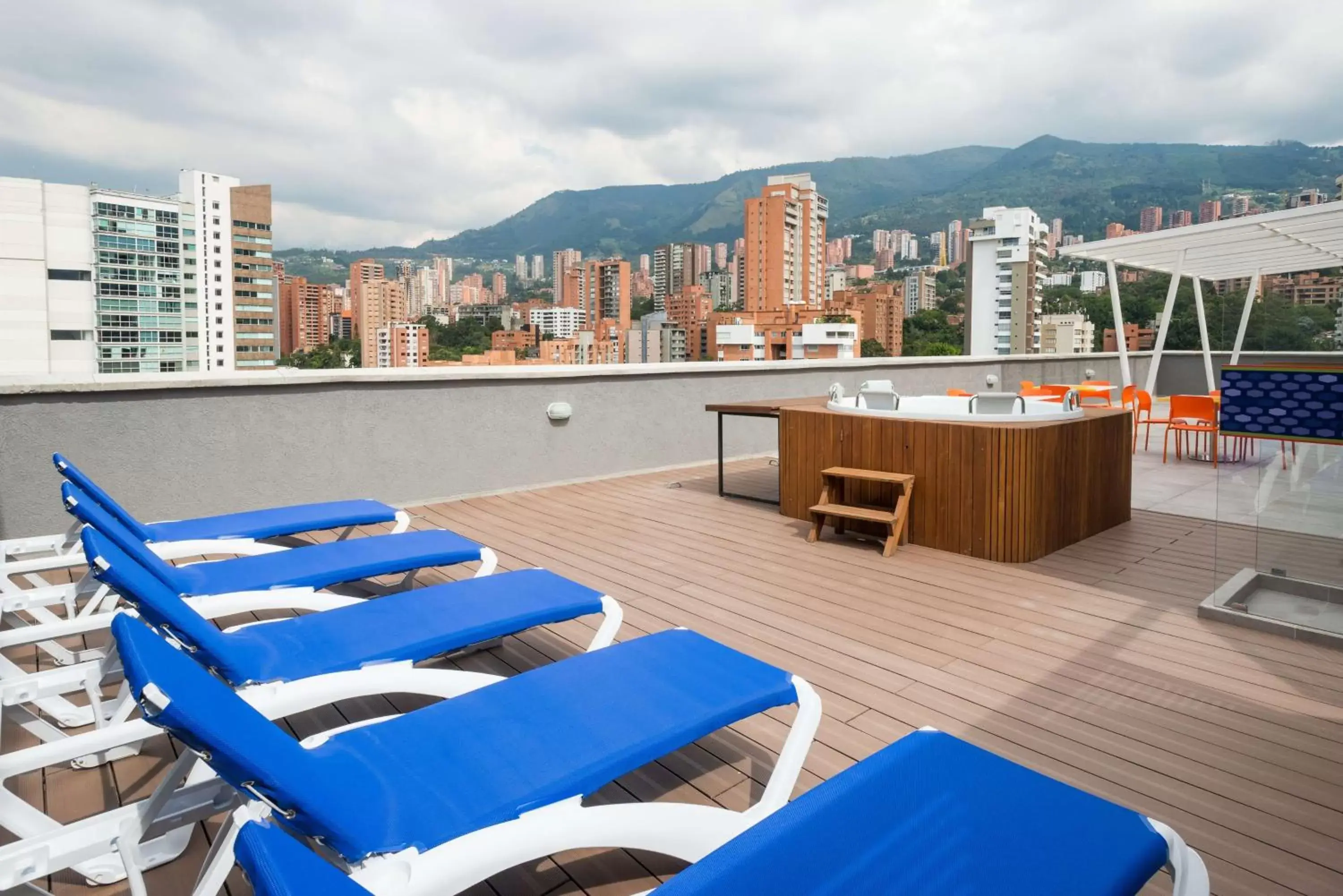 Lounge or bar in Hampton by Hilton Medellin