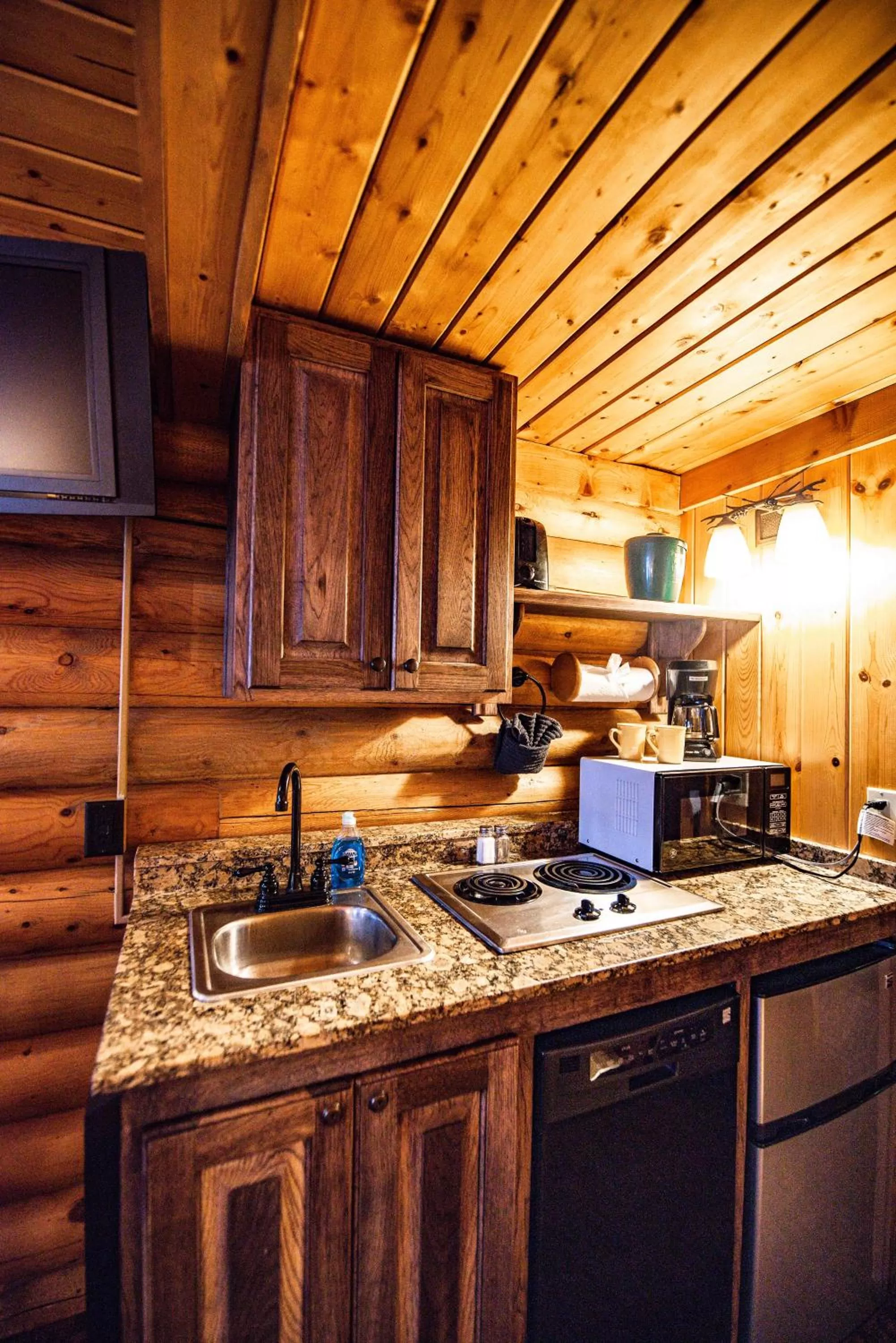 Kitchen or kitchenette in Elk Country Inn