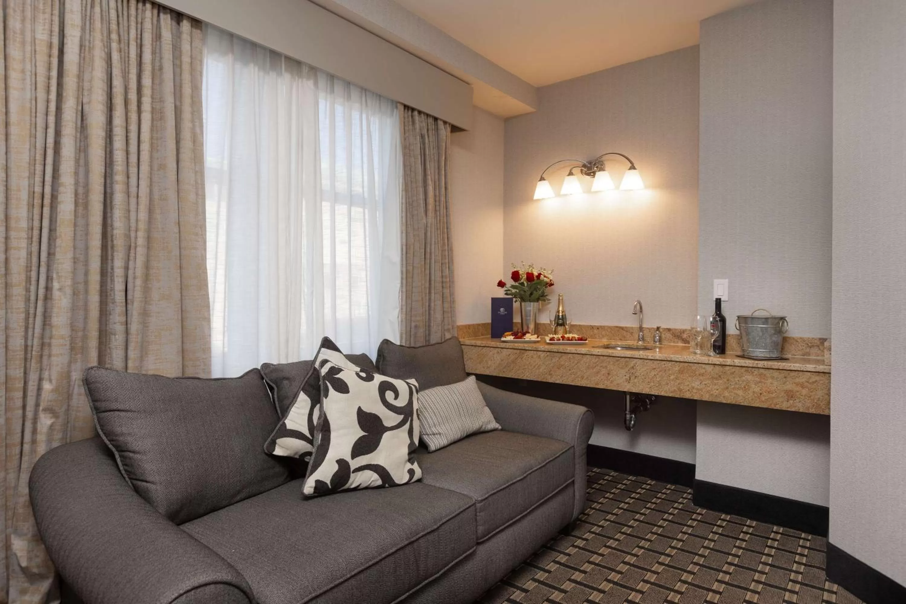 Living room in Inn at the Colonnade Baltimore - A DoubleTree by Hilton Hotel