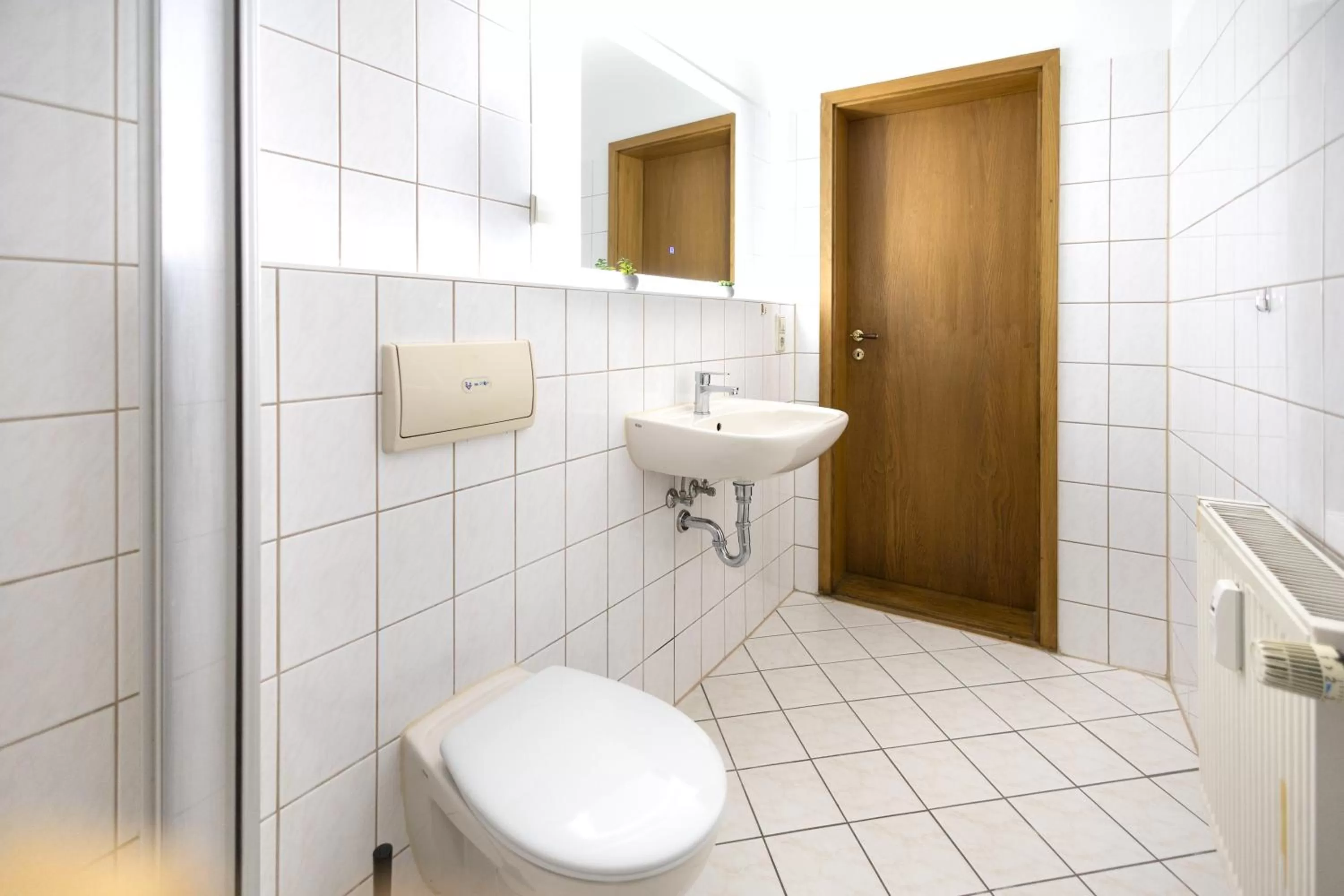 Toilet in Apartments an der Oper - Innenstadt - Zentral - Küche - Wifi - Powered by Ko-Living