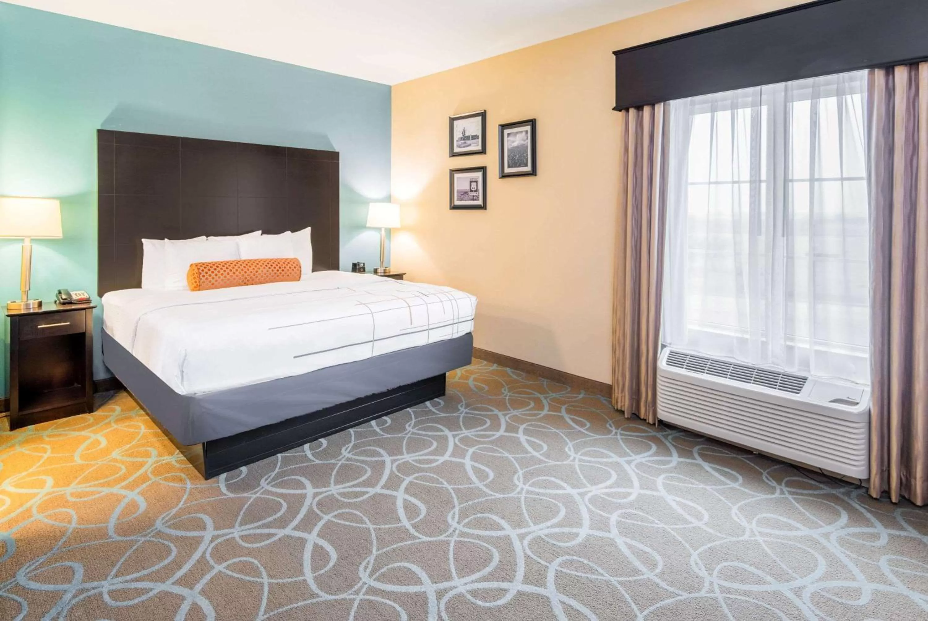 Photo of the whole room, Bed in La Quinta by Wyndham Clinton Historic Route 66