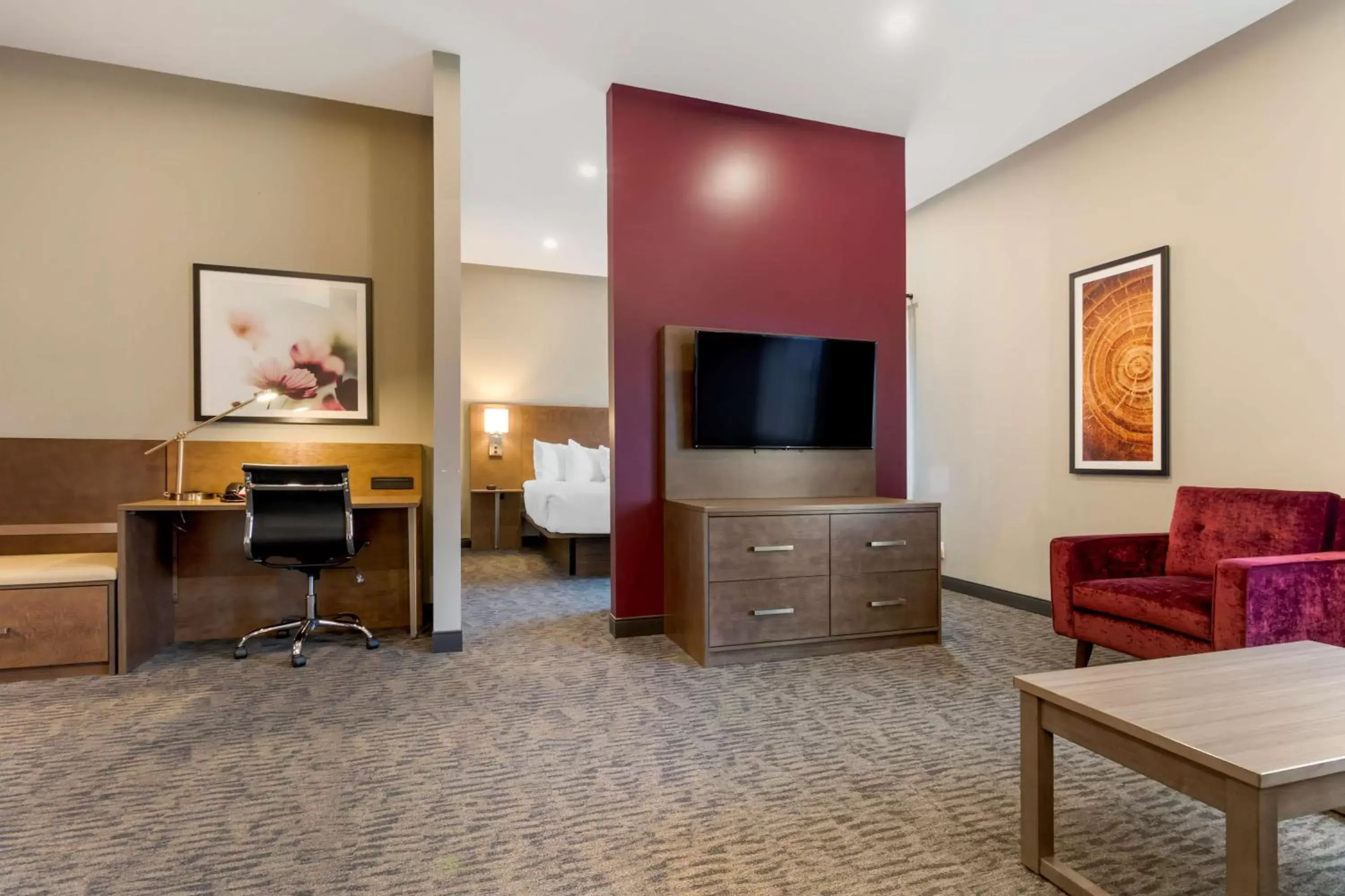 Bedroom, TV/Entertainment Center in Best Western Plus Dauphin