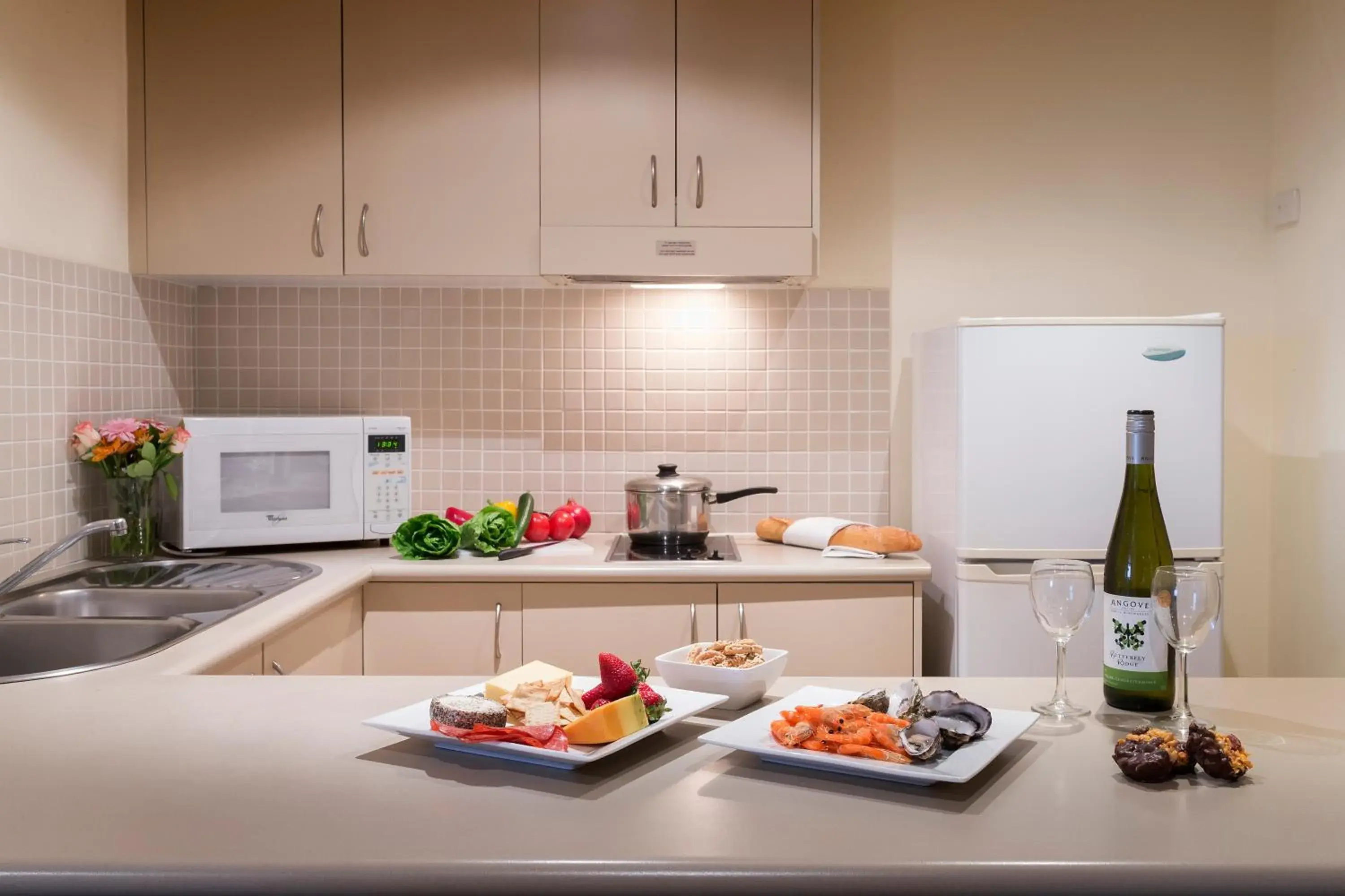 Kitchen or kitchenette in Canberra Parklands Central Apartment Hotel