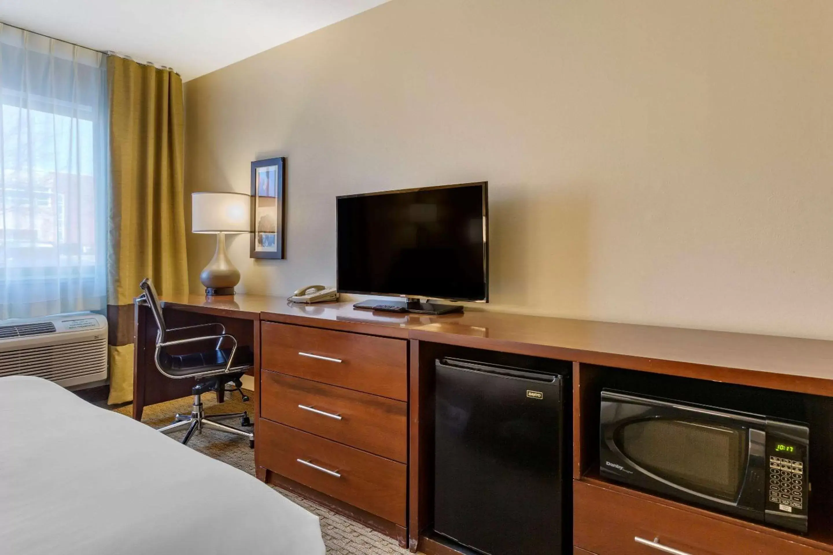 Photo of the whole room, TV/Entertainment Center in Comfort Inn & Suites Los Alamos