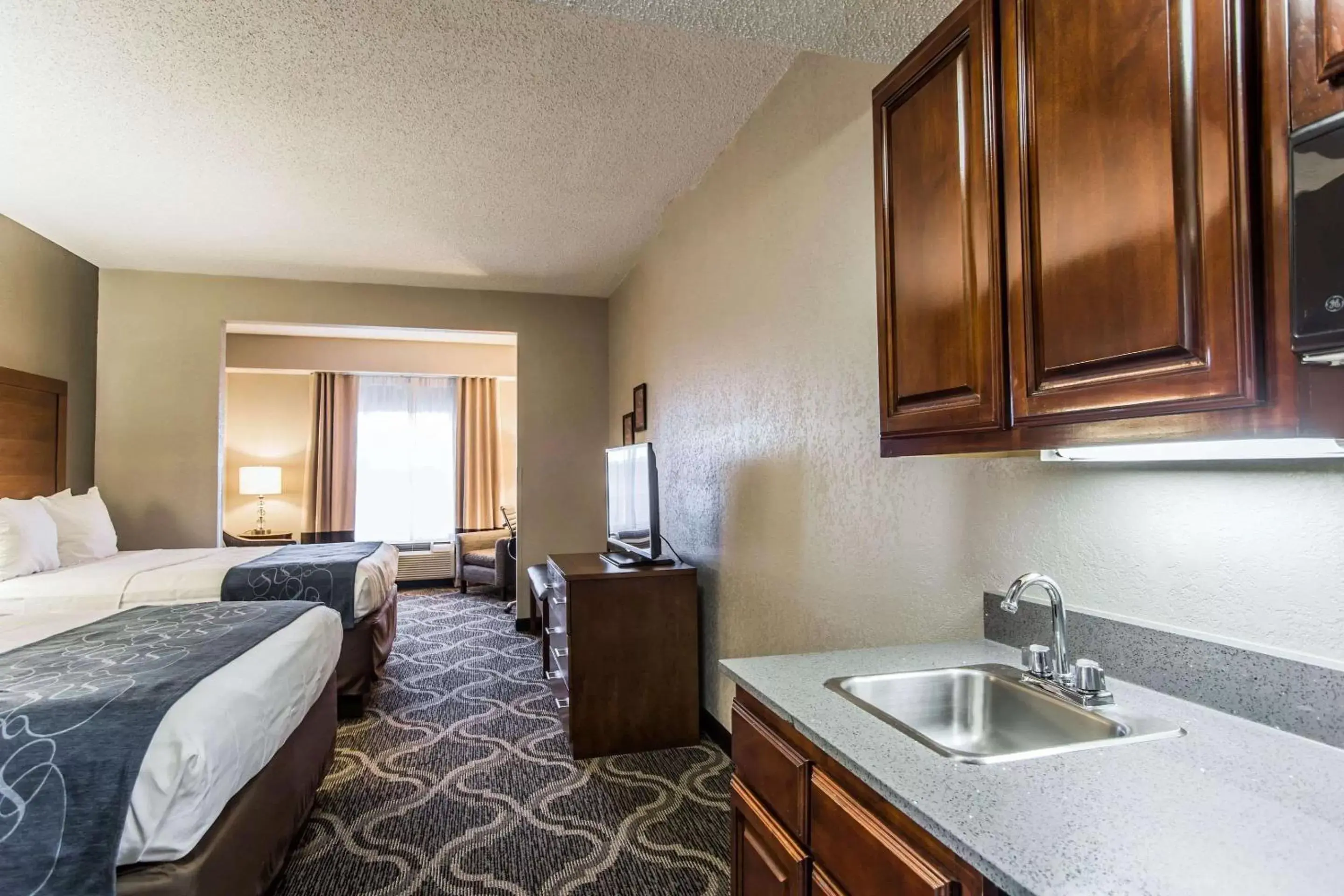 Bedroom, Kitchen/Kitchenette in Comfort Suites Pineville - Ballantyne Area