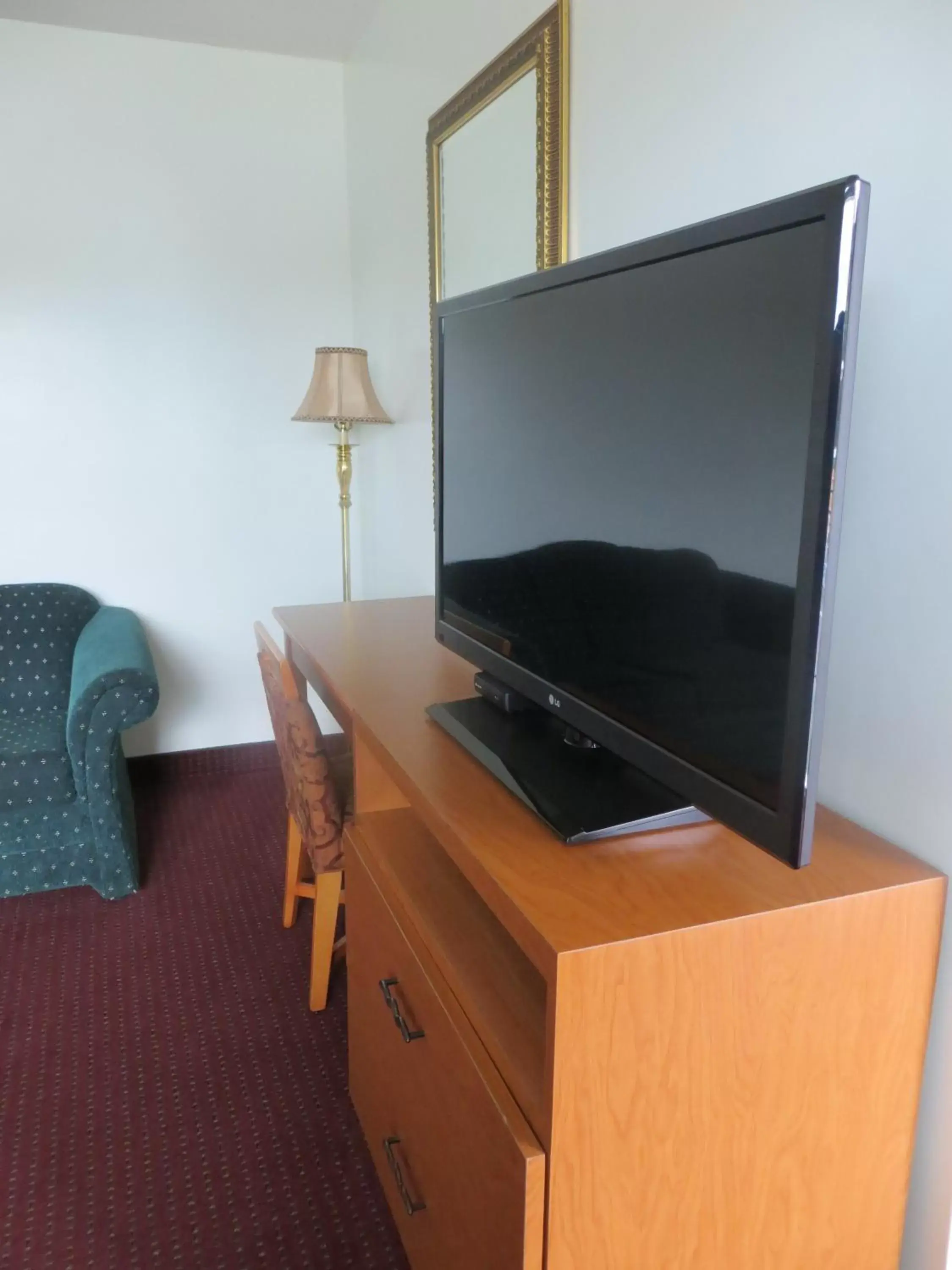 TV and multimedia, TV/Entertainment Center in Huntsville Inn