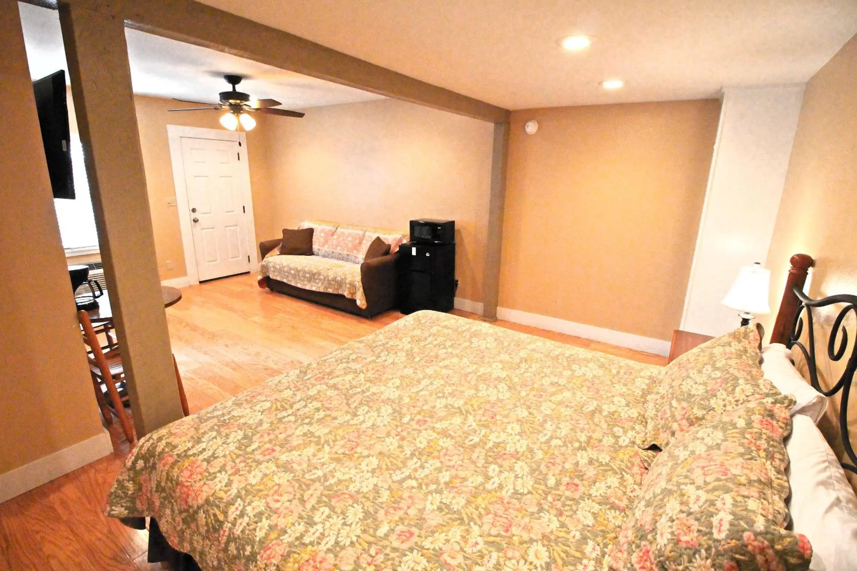 Photo of the whole room, Bed in Peach Tree Inn & Suites