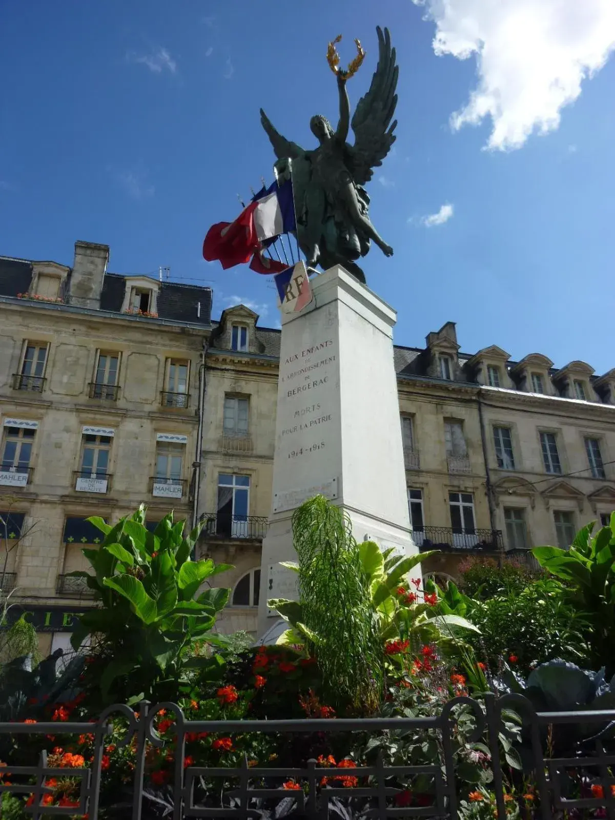 Neighbourhood, Property Building in Hotel de France