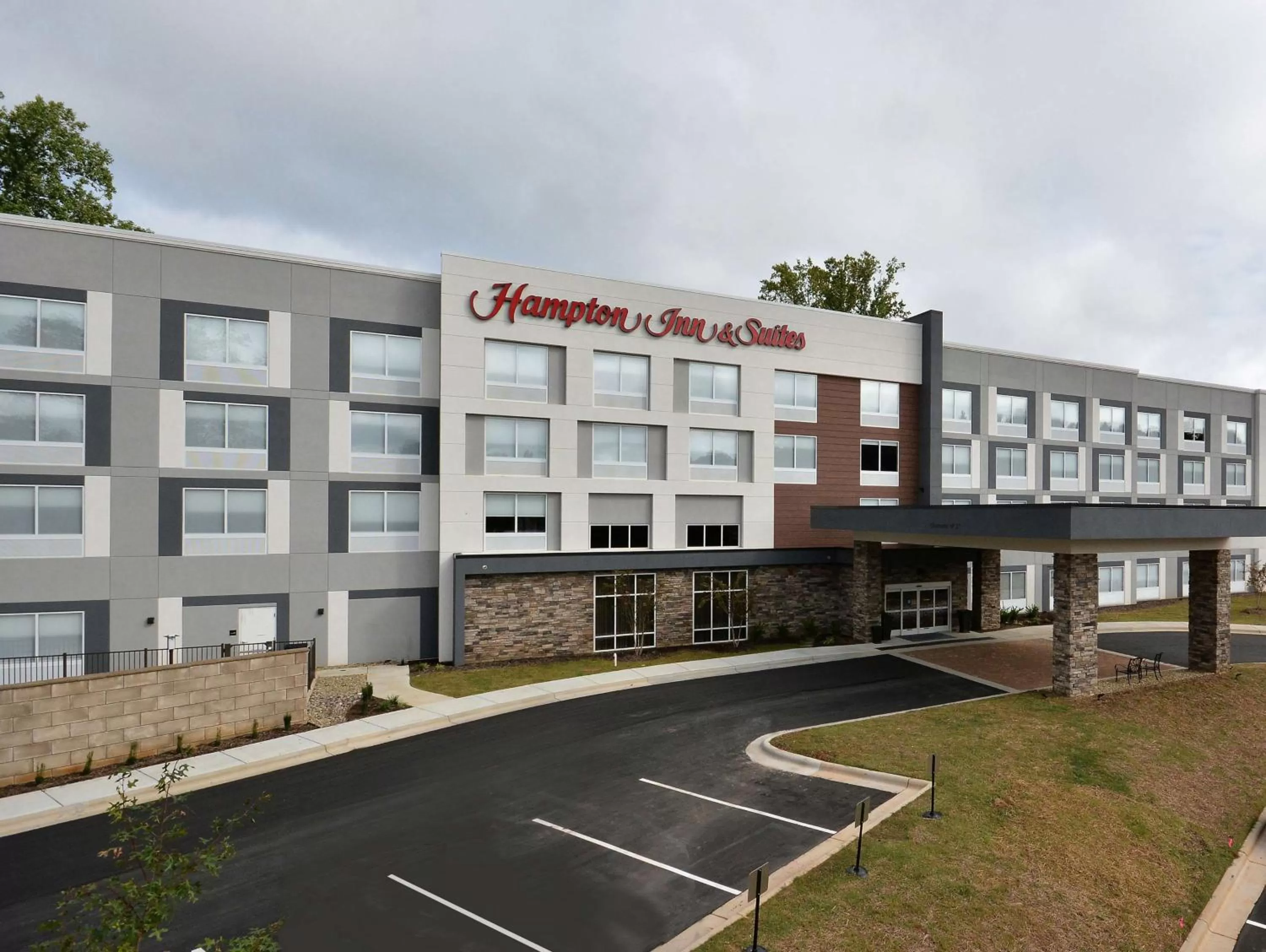 Property building in Hampton Inn & Suites Charlotte North I 485