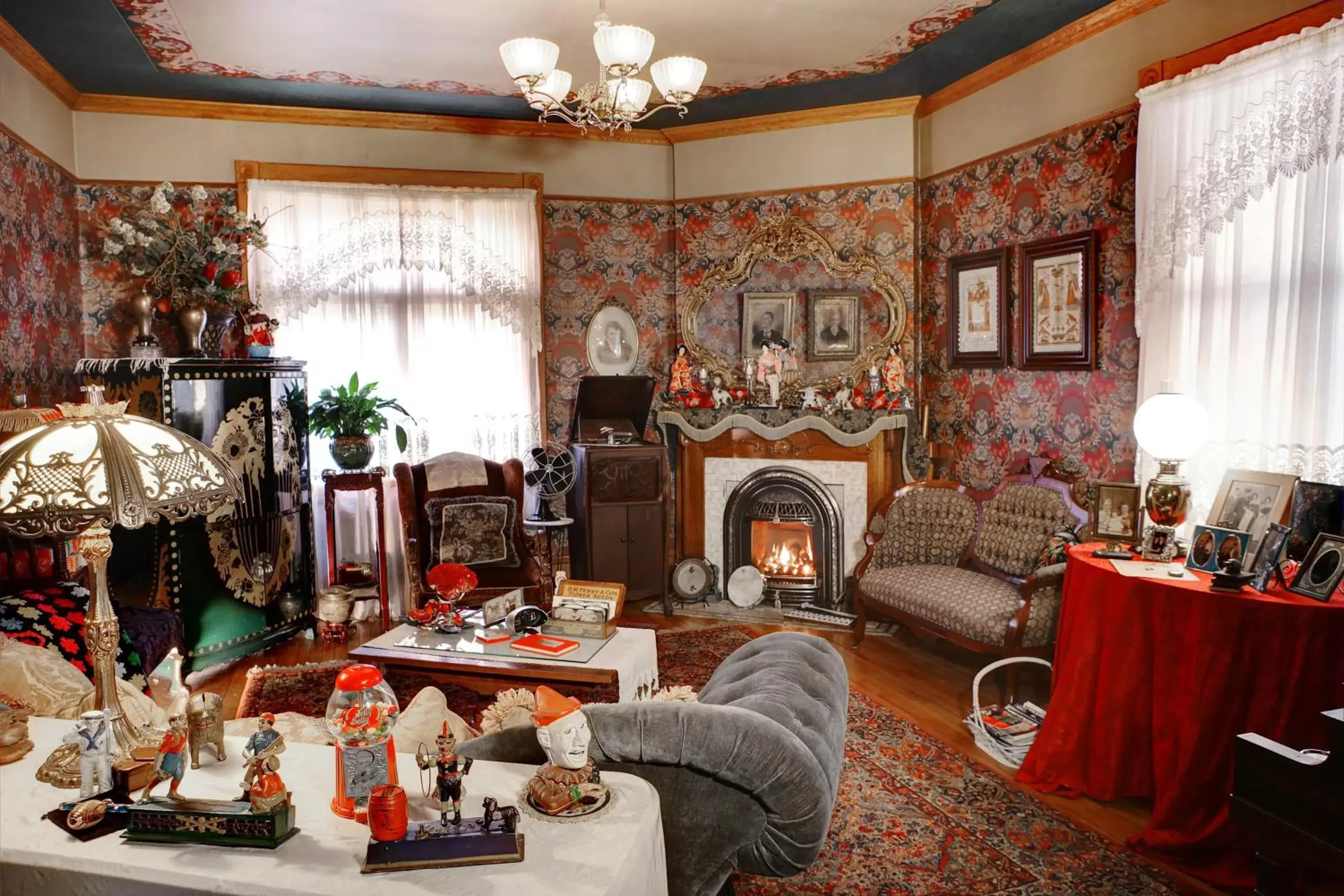 Living room in The Queen, A Victorian Bed & Breakfast