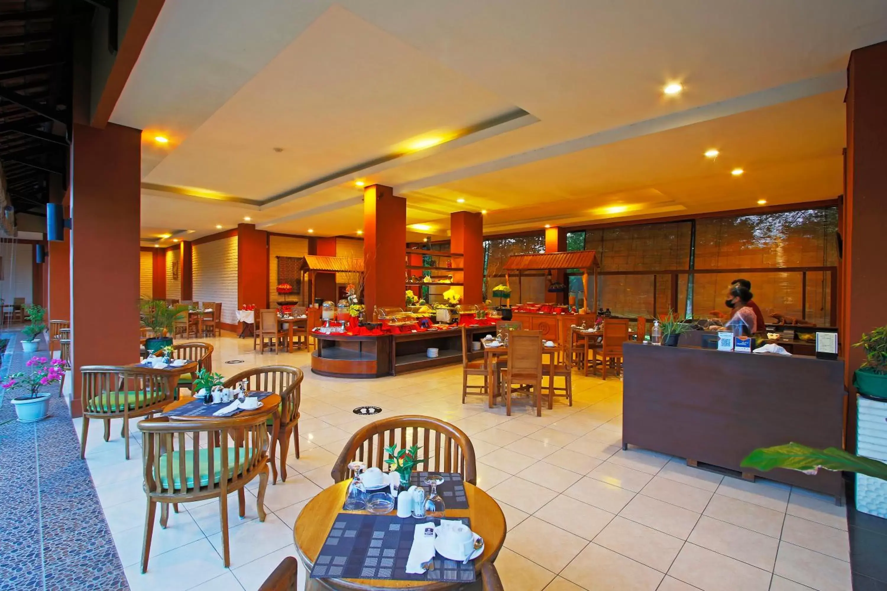 Restaurant/Places to Eat in The Jayakarta Suites Komodo Flores