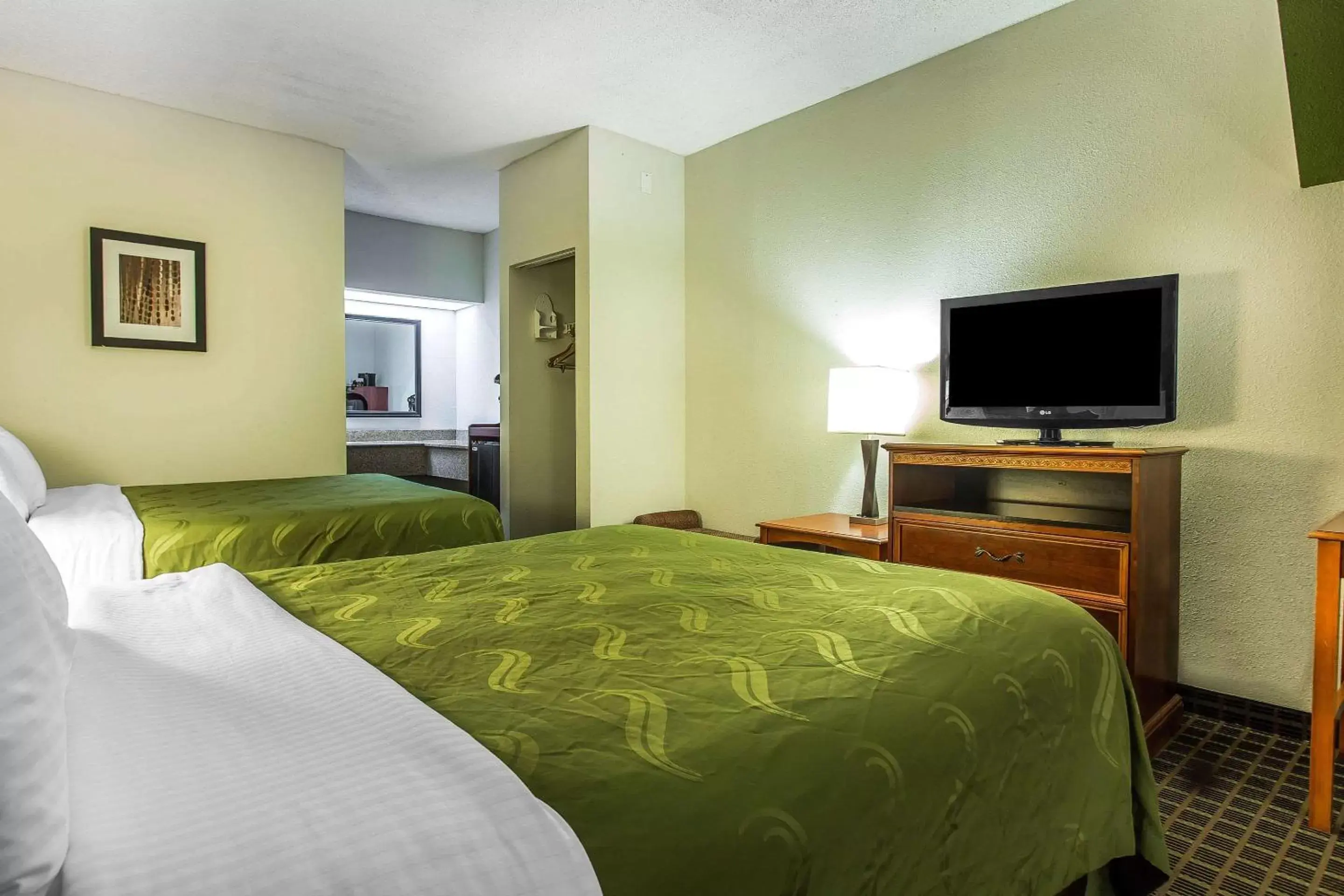 Photo of the whole room, Bed in Quality Inn & Suites Orangeburg