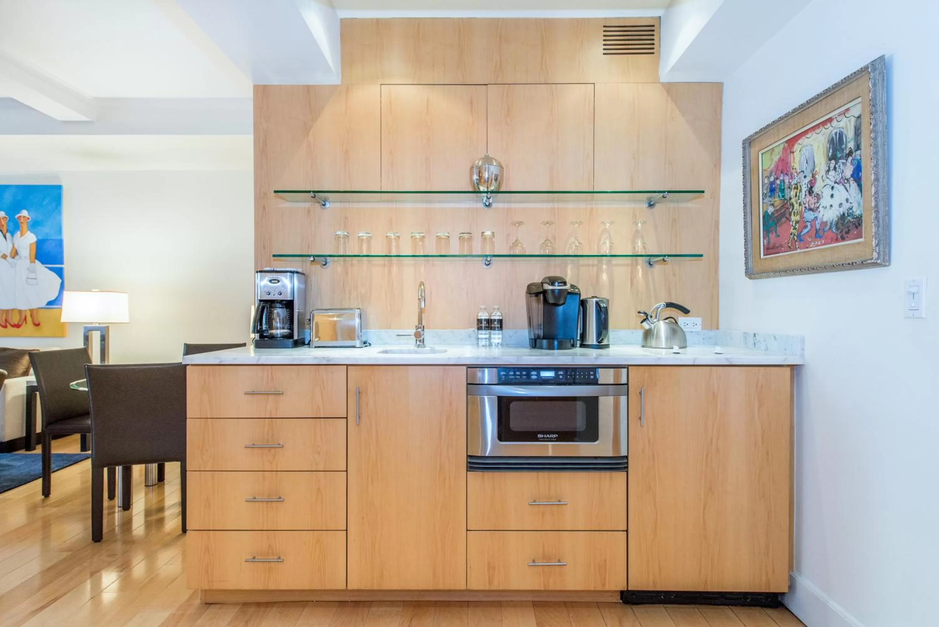 Coffee/tea facilities in Lombardy Hotel