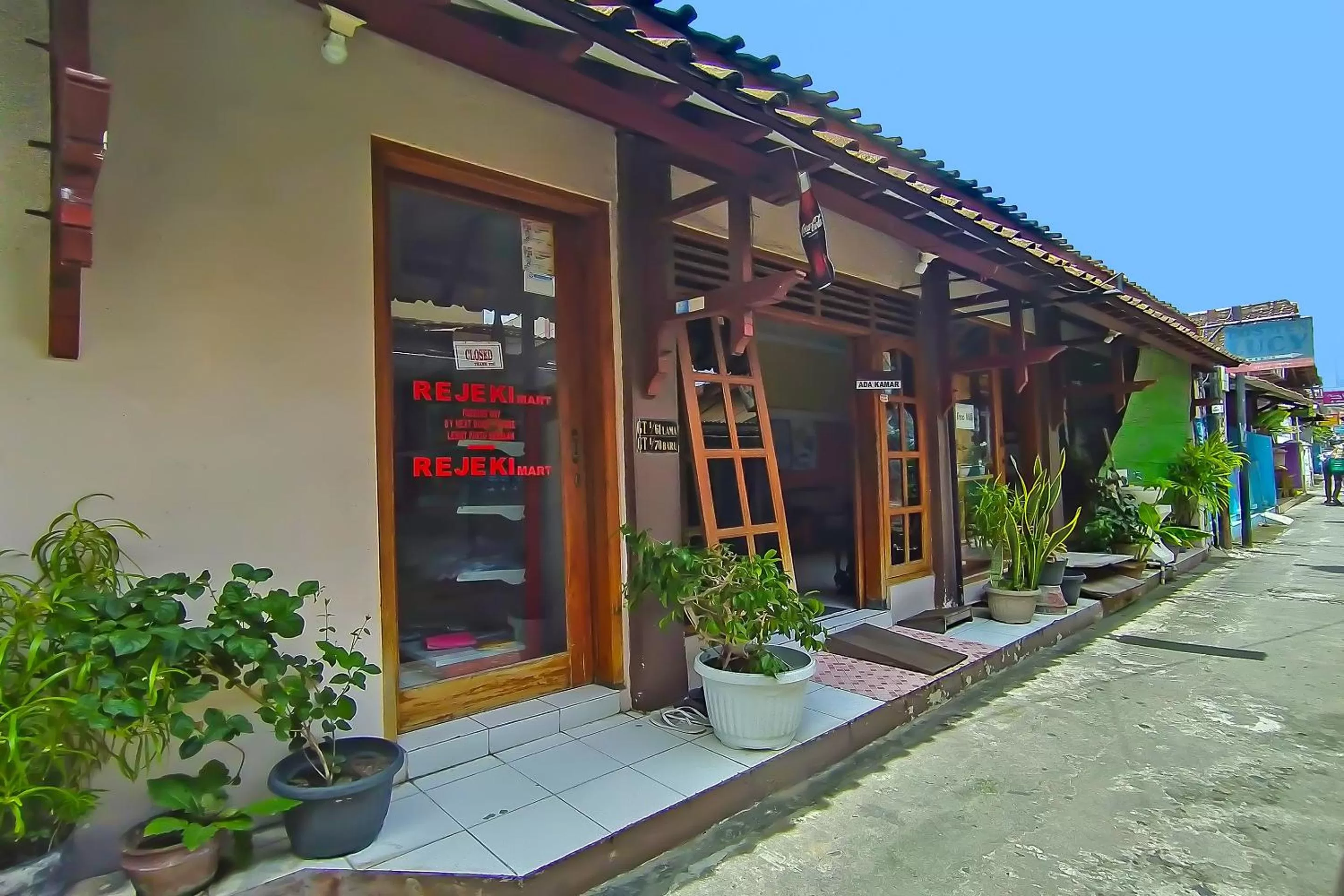 Facade/entrance in SPOT ON 91911 Rejeki Homestay Syariah Malioboro