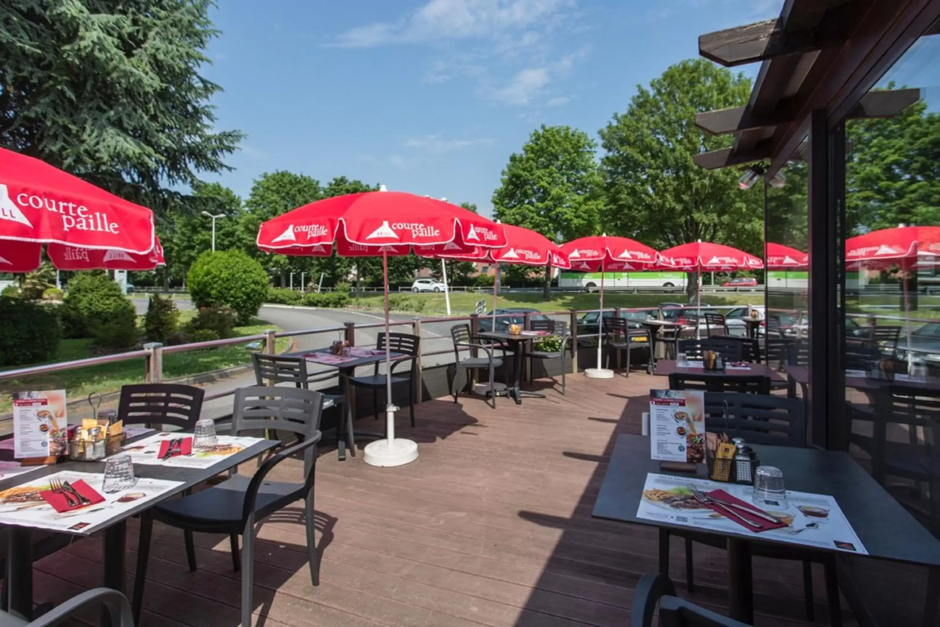 Patio, Restaurant/Places to Eat in ibis Senlis