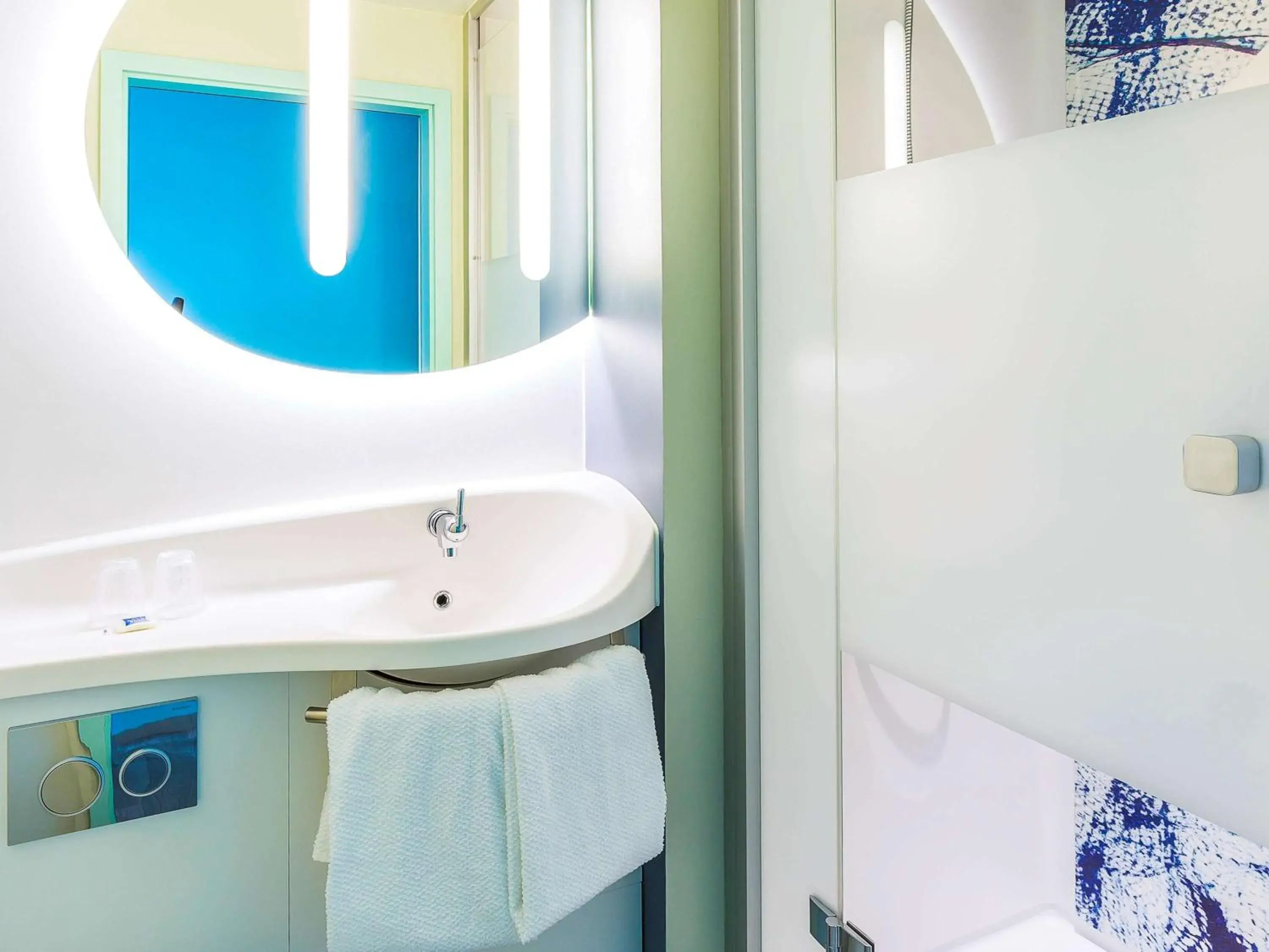 Photo of the whole room, Bathroom in ibis budget Geneve Palexpo Aeroport