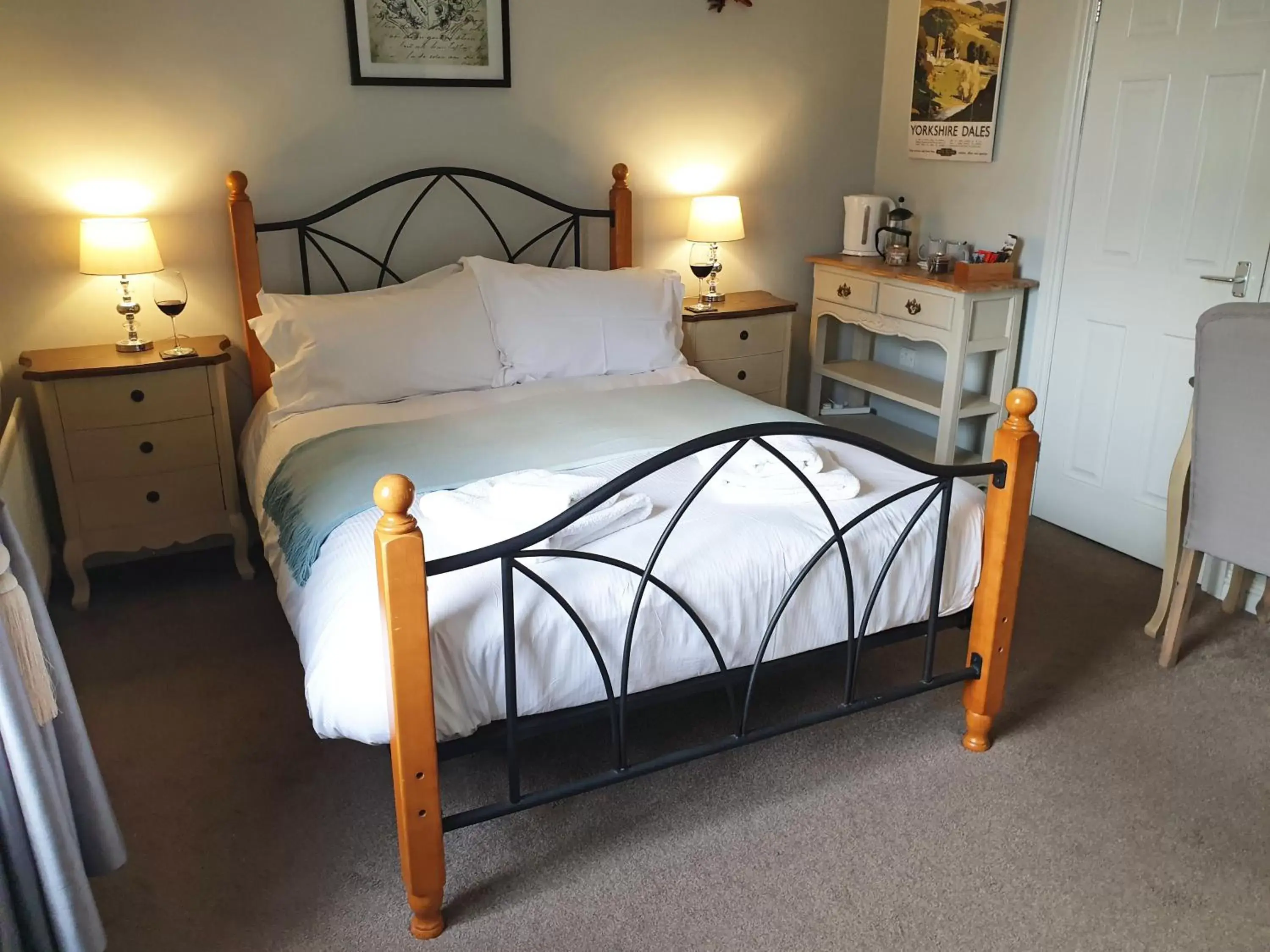 Bed in The Clarendon Country Pub with rooms