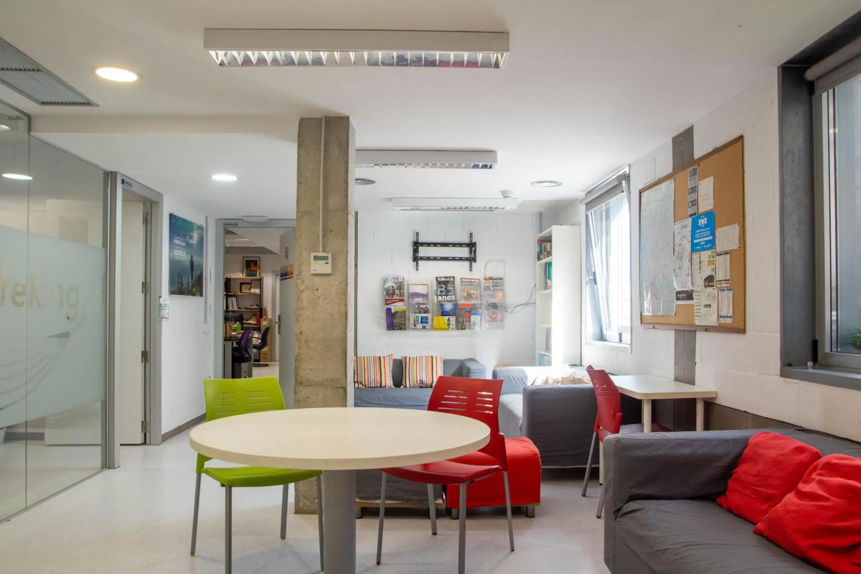Communal lounge/ TV room, Lounge/Bar in Scout Madrid Hostel
