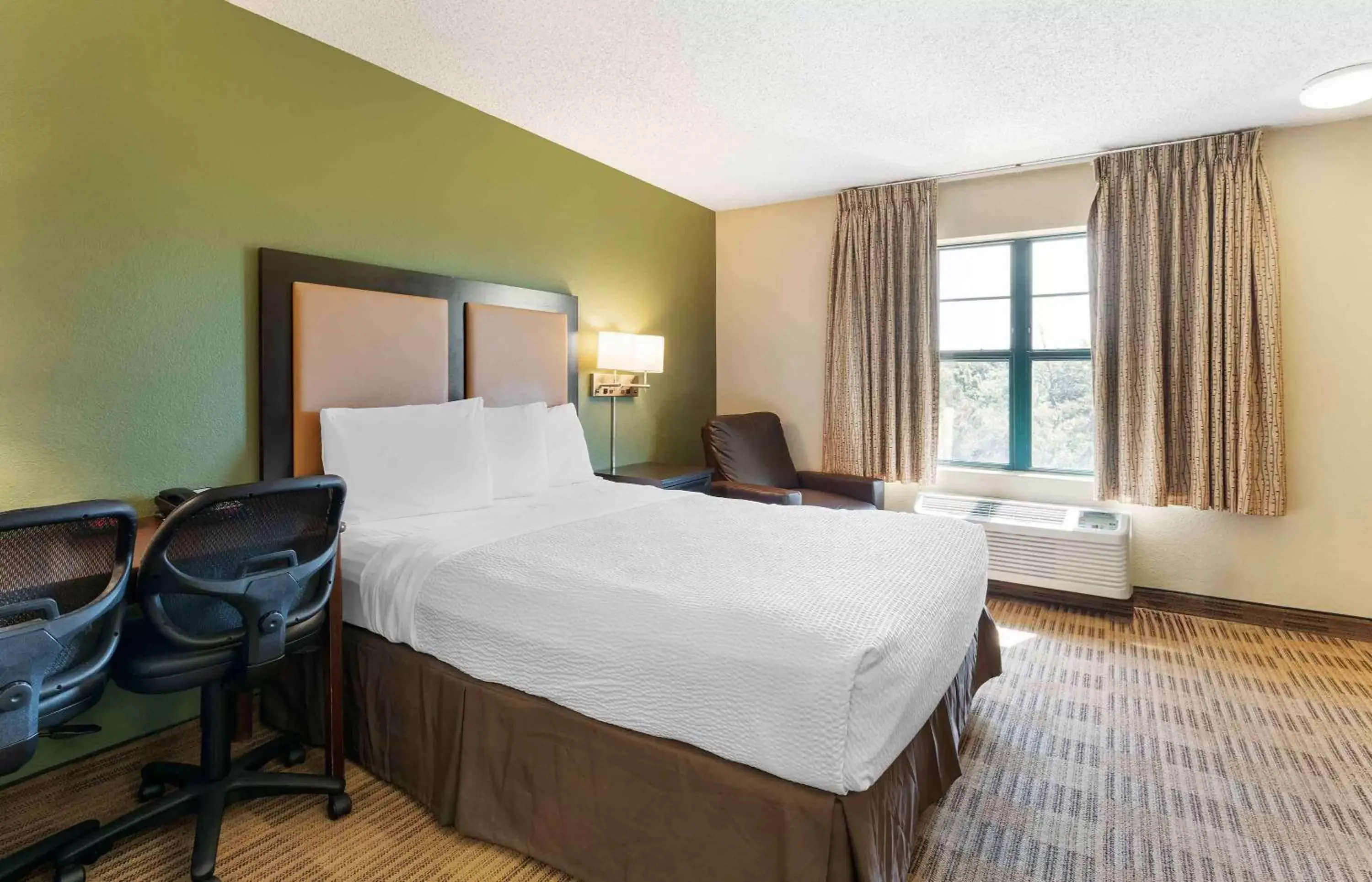 Bedroom, Bed in Extended Stay America Suites - Richmond - Hilltop Mall