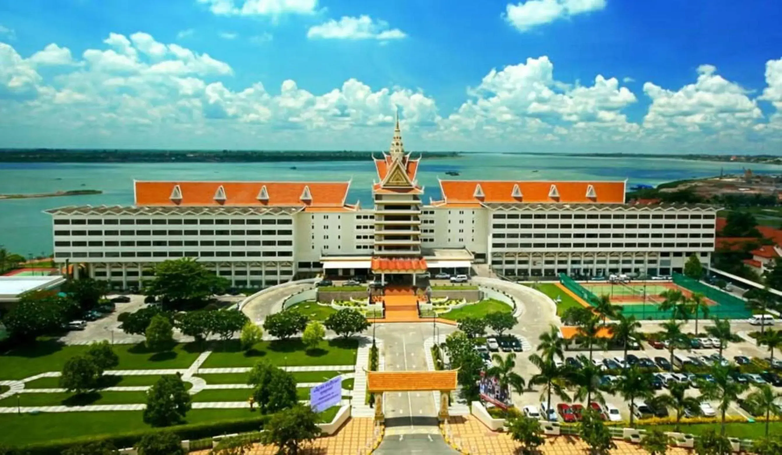 Facade/entrance, Bird's-eye View in Hotel Cambodiana