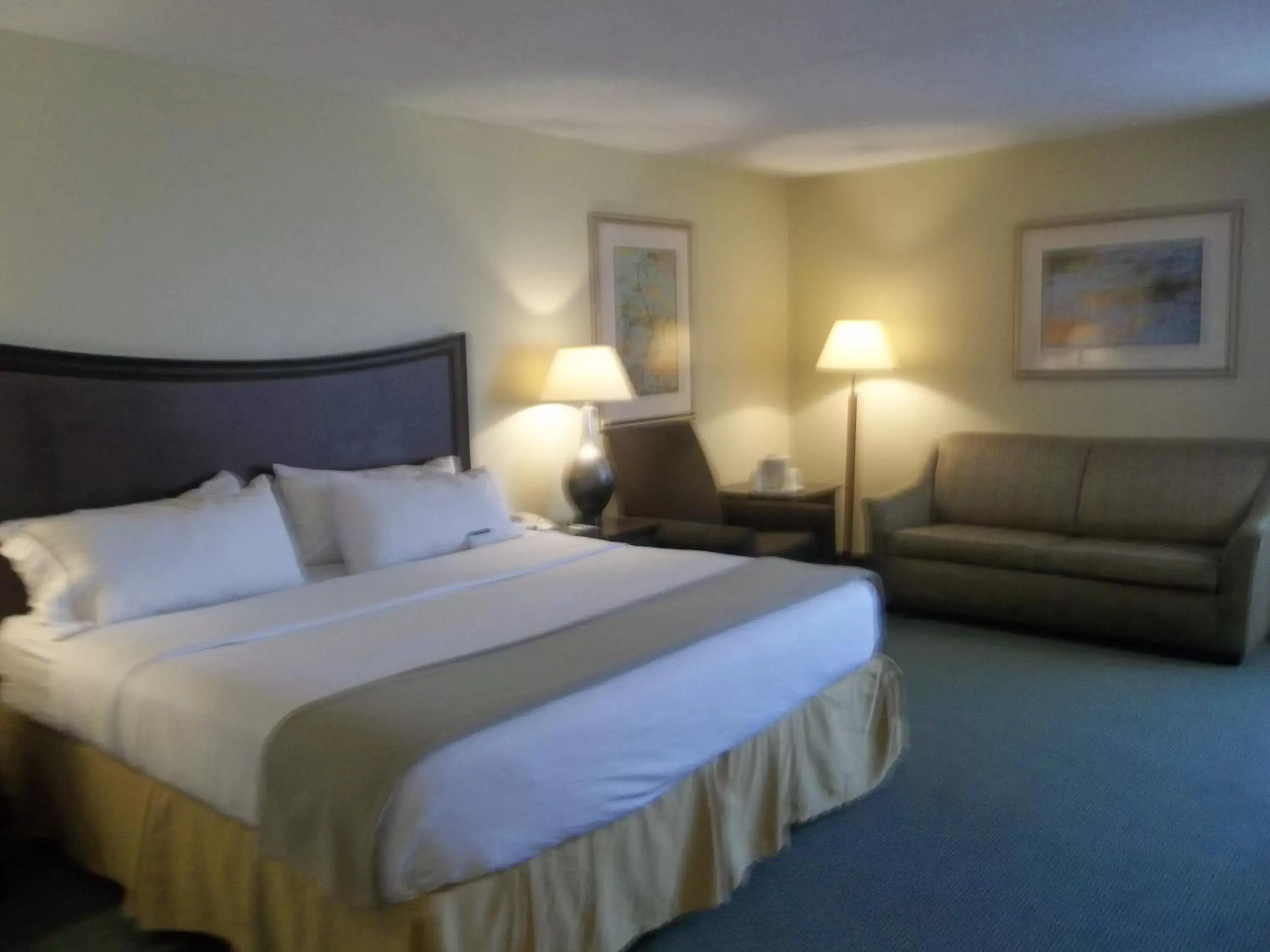Photo of the whole room, Bed in Holiday Inn Express Indianapolis Airport, an IHG Hotel
