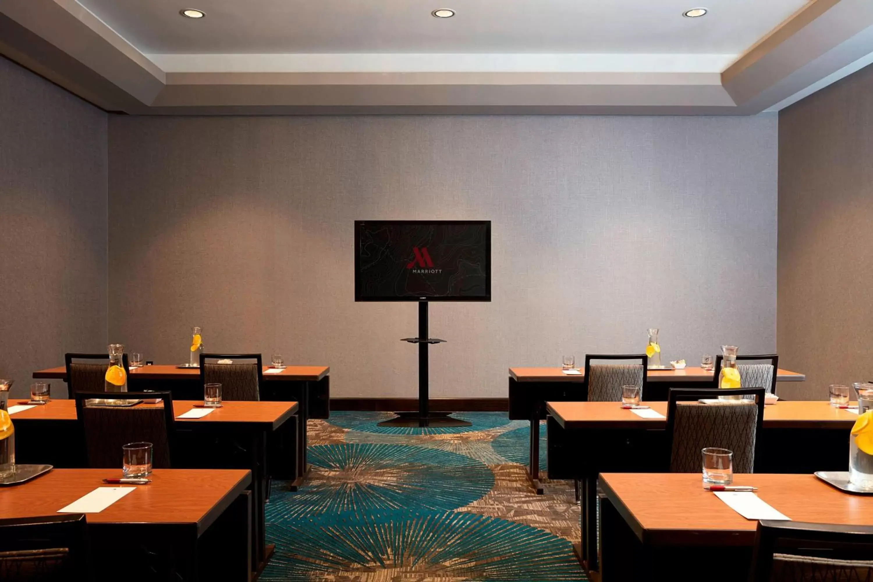 Meeting/conference room, Restaurant/Places to Eat in Crystal Gateway Marriott