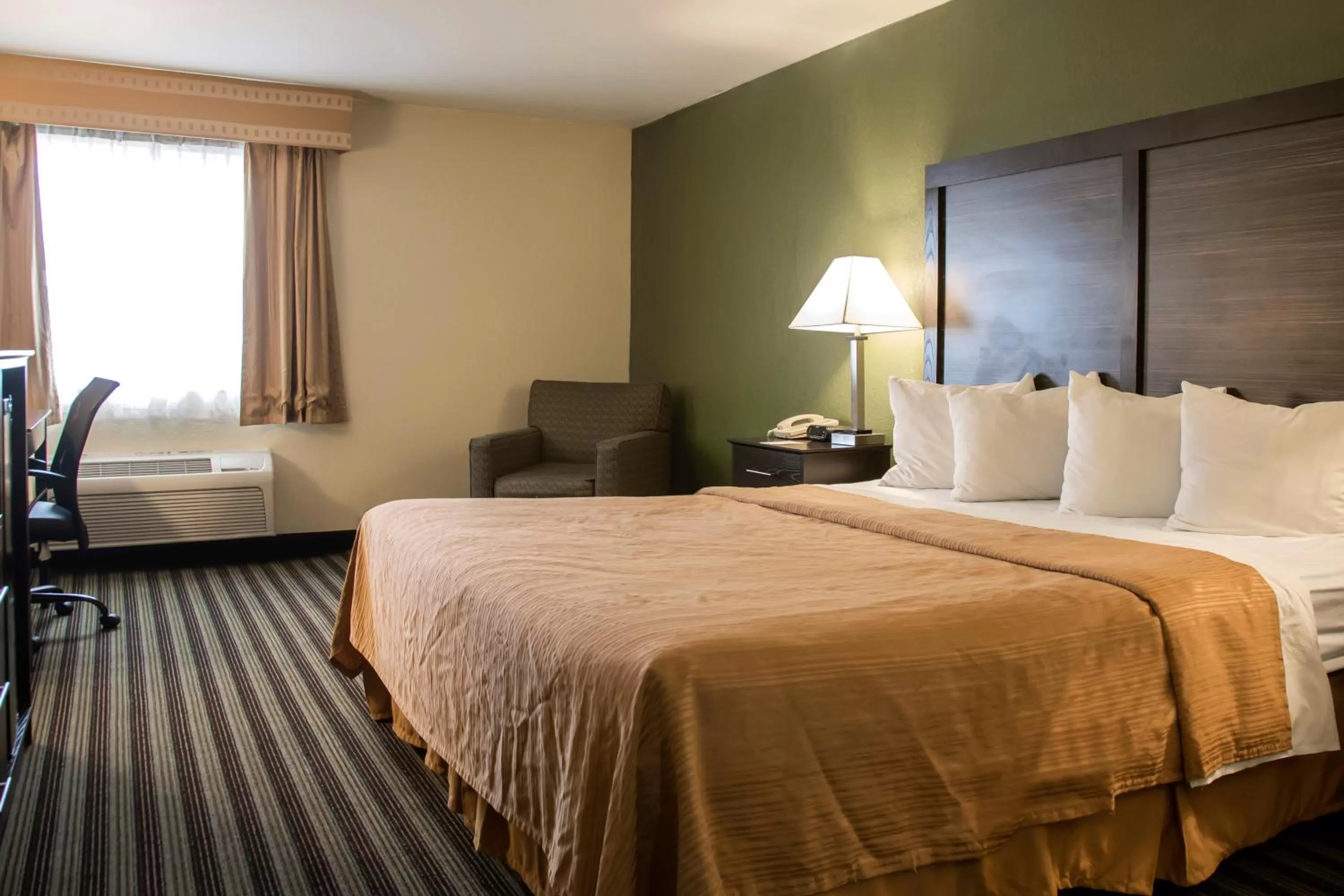 Bed in Quality Inn & Suites Loves Park near Rockford