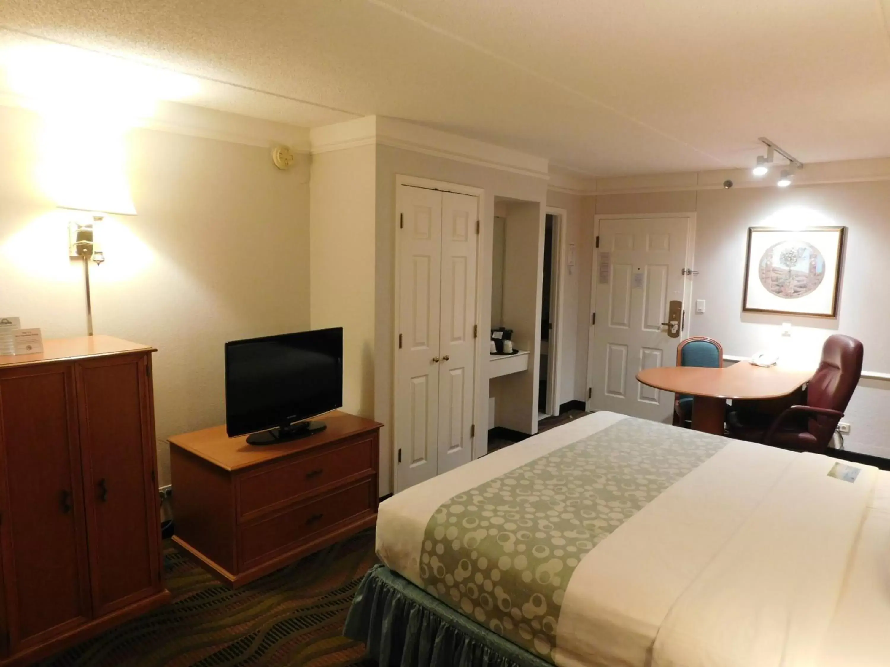 Photo of the whole room, Bed in Days Inn & Suites by Wyndham Arlington Heights