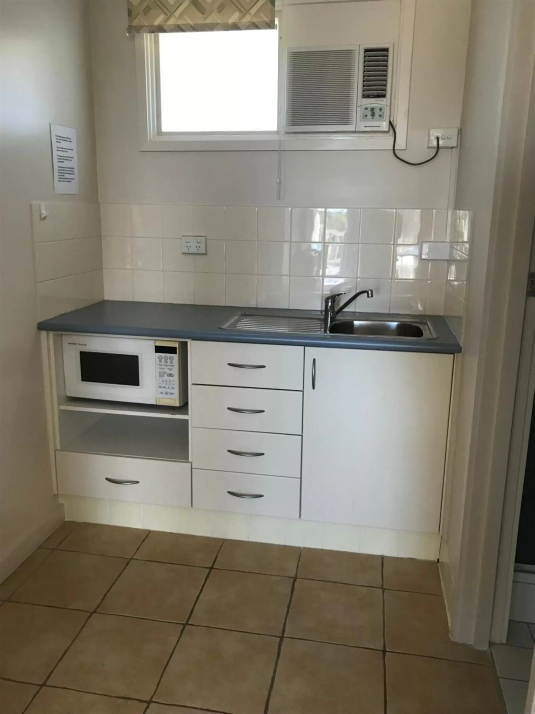 Kitchen/Kitchenette in Holiday Lodge Motor Inn