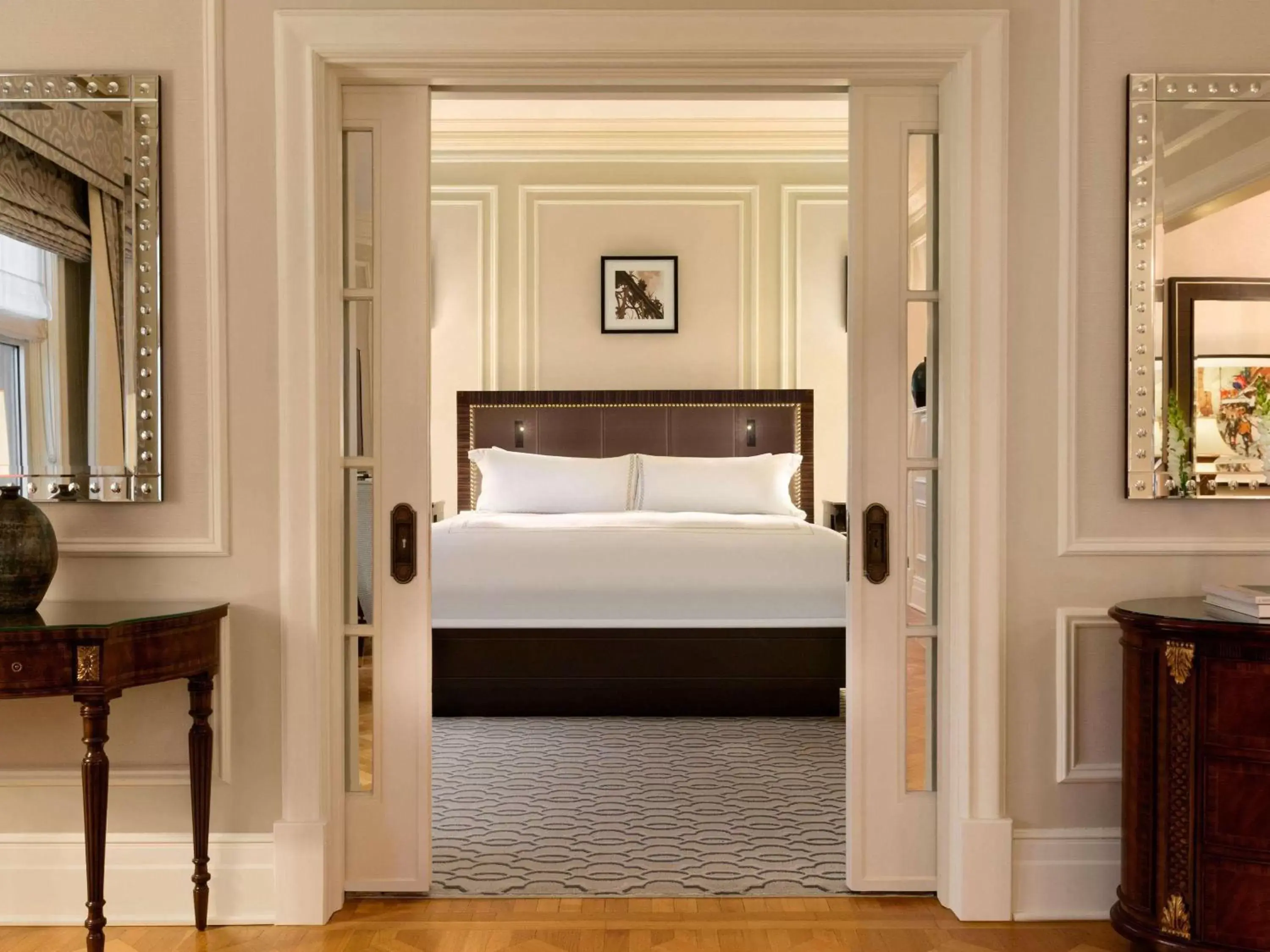 Photo of the whole room, Bed in Fairmont Chateau Laurier