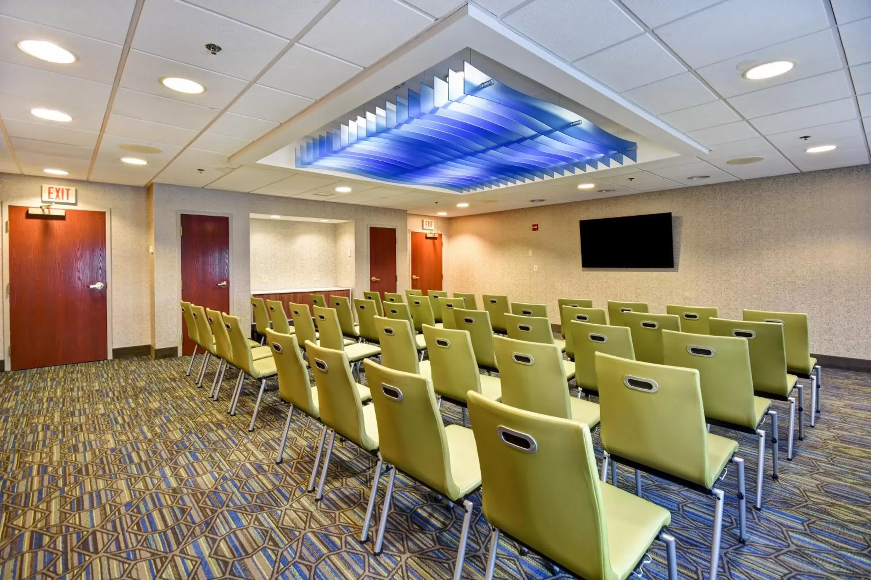 Meeting/conference room in Holiday Inn Express Newport North - Middletown, an IHG Hotel