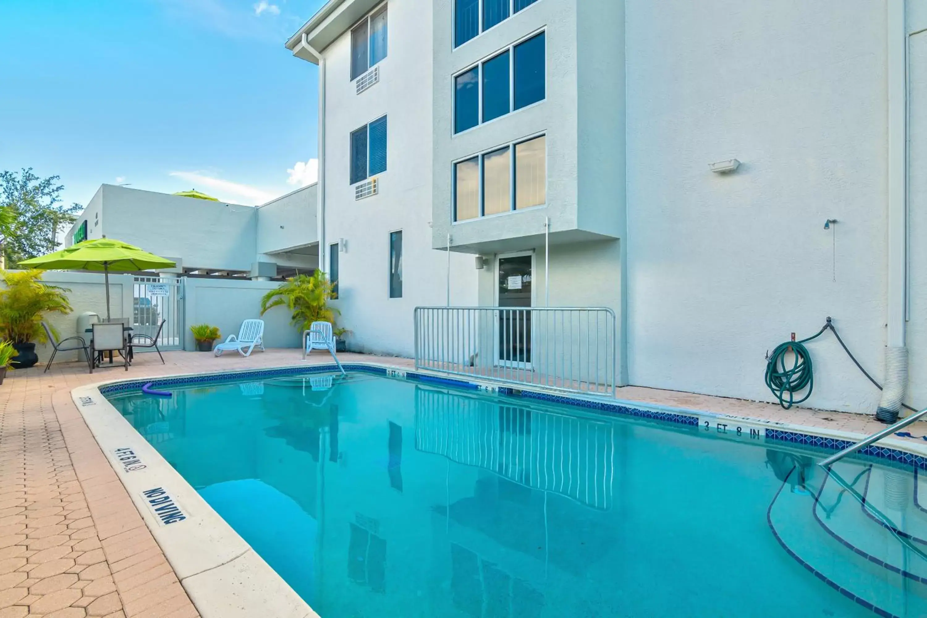 Swimming Pool in Naples Park Central Hotel