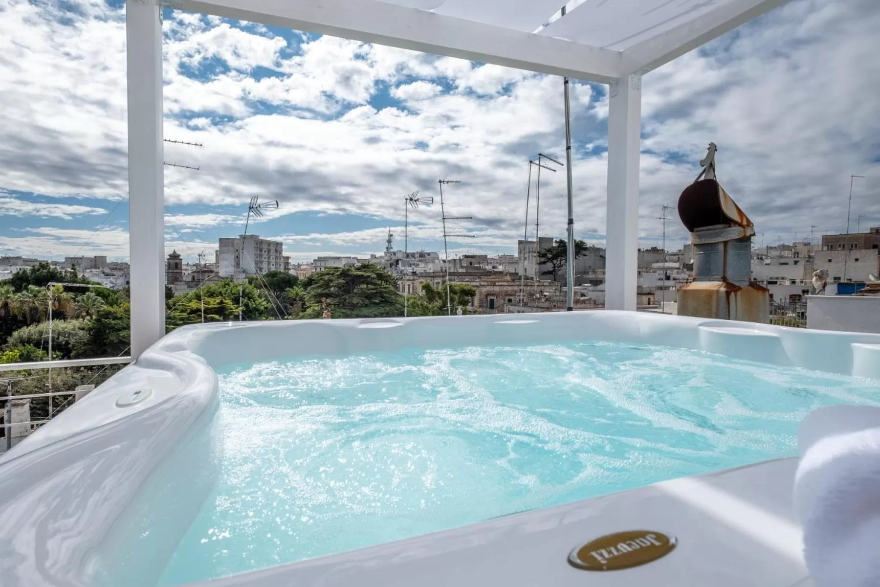 Hot Tub in Dama Bianca Boutique Hotel Ostuni