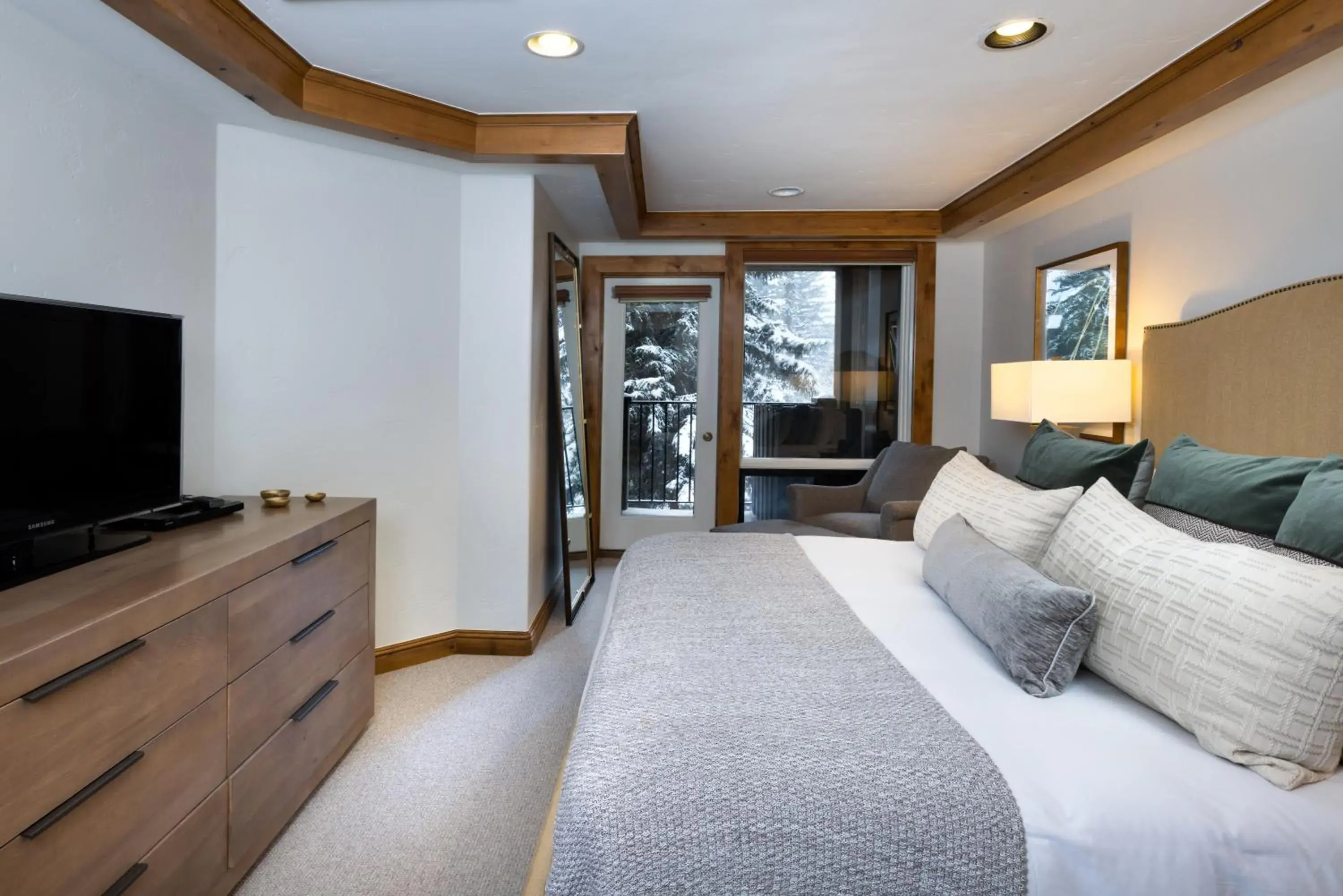 Bedroom, TV/Entertainment Center in Gravity Haus Vail