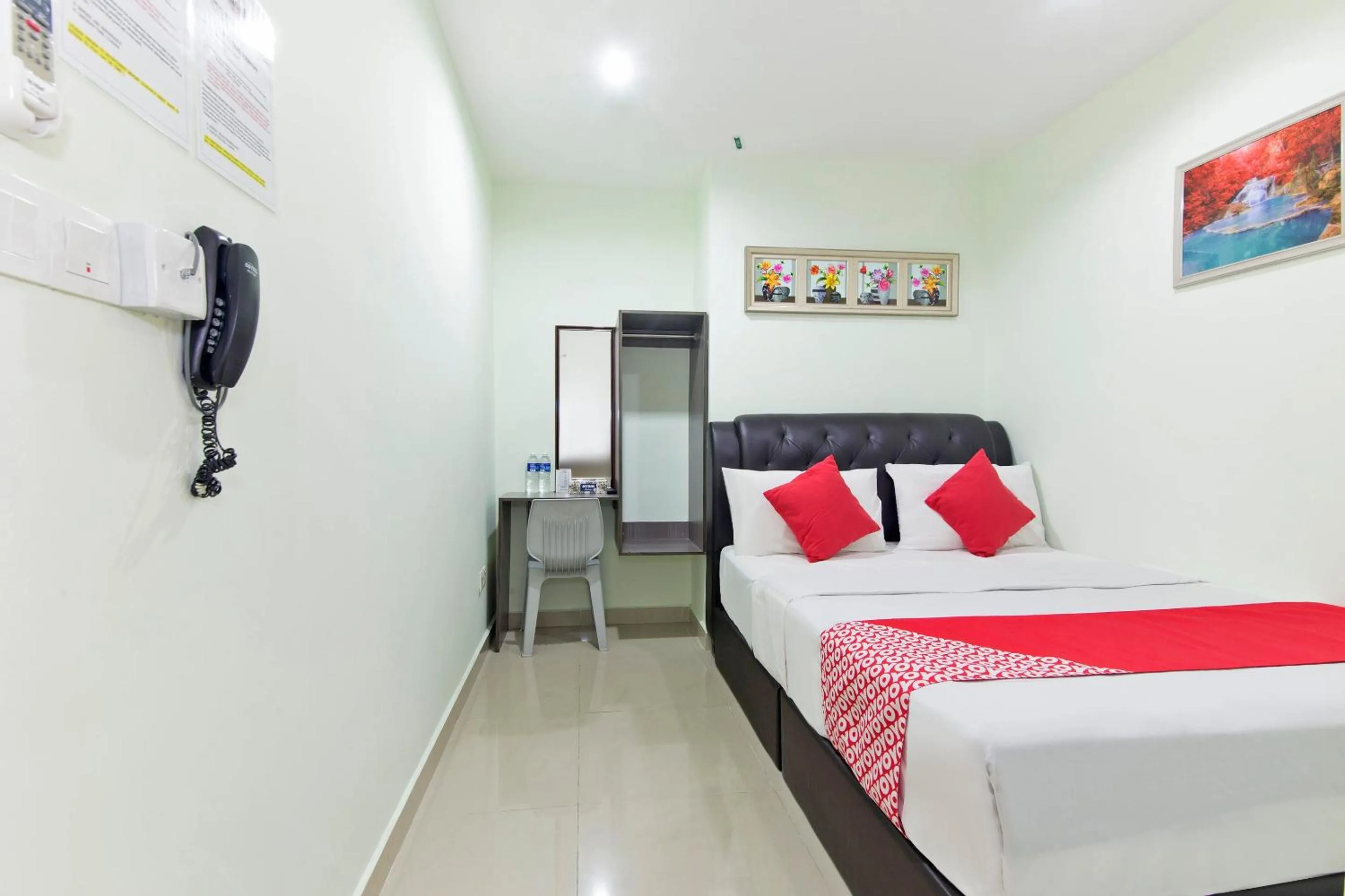 Bedroom, Bed in OYO 444 KL Empire Hotel