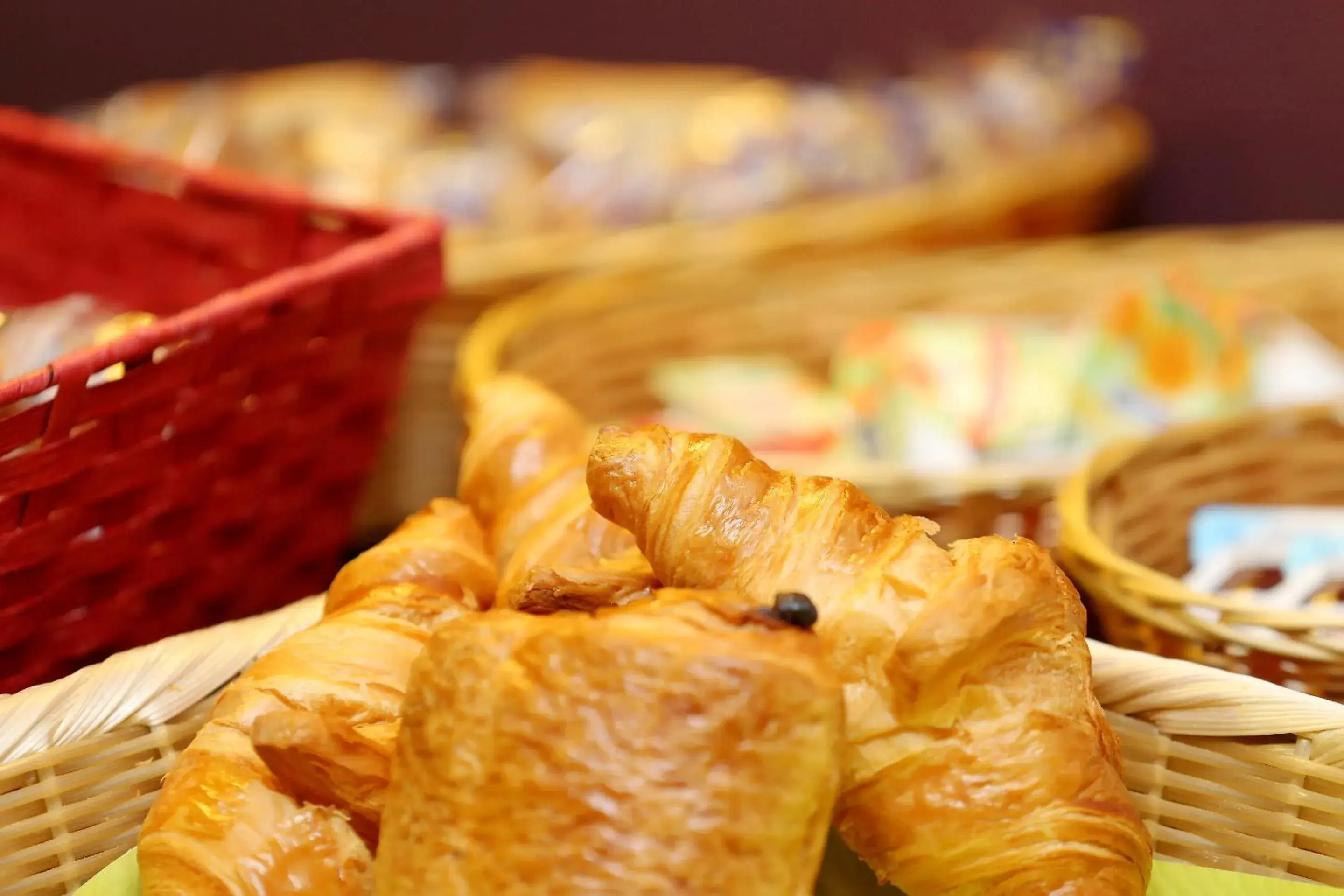Buffet breakfast, Food in The Originals City, Hotel Le Caussea, Castres (Inter-Hotel)