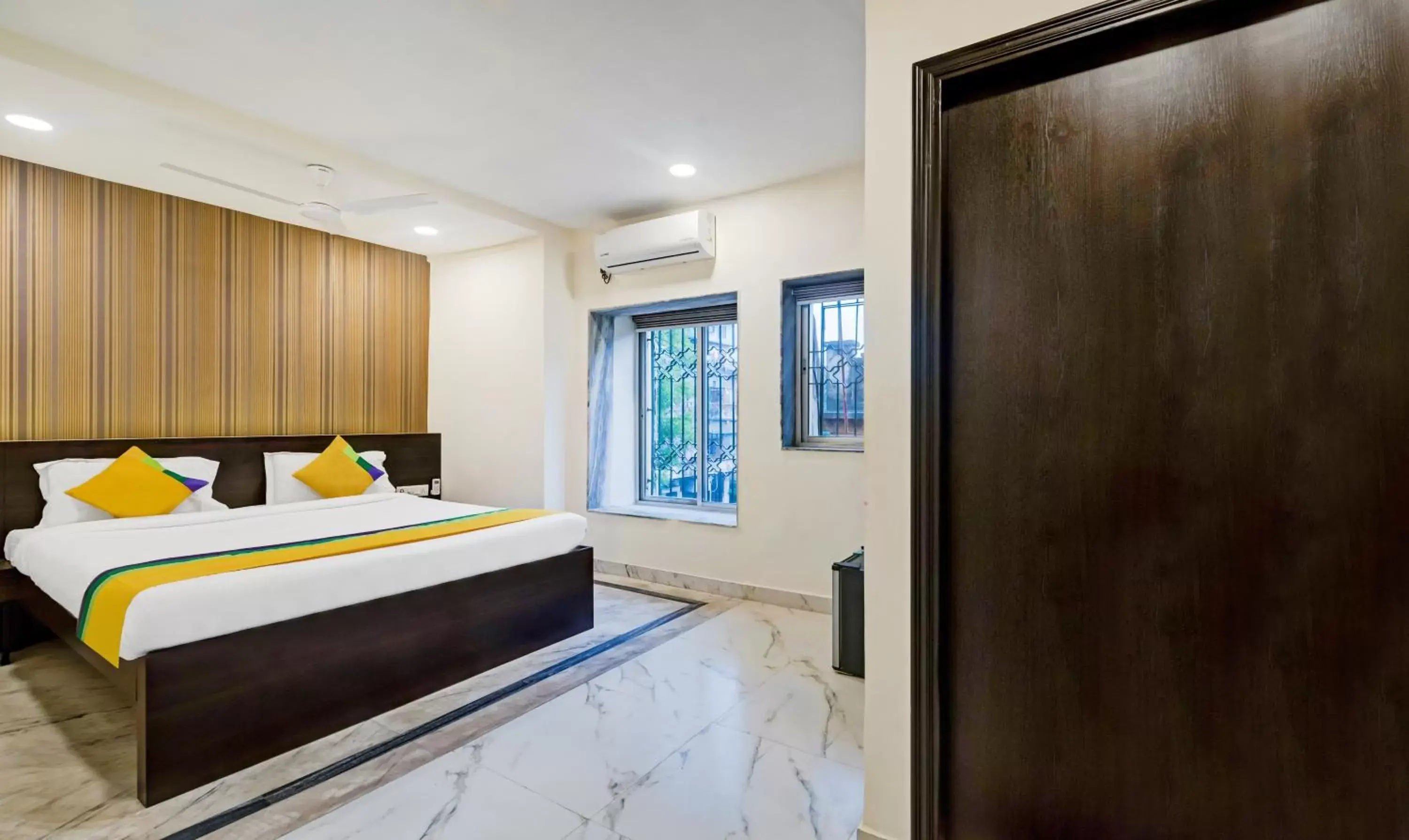 Bedroom, Bed in Itsy Hotels Neeranand Plaza, Bhawanipur Bedroom, Bed in Itsy Hotels Neeranand Plaza, Bhawanipur