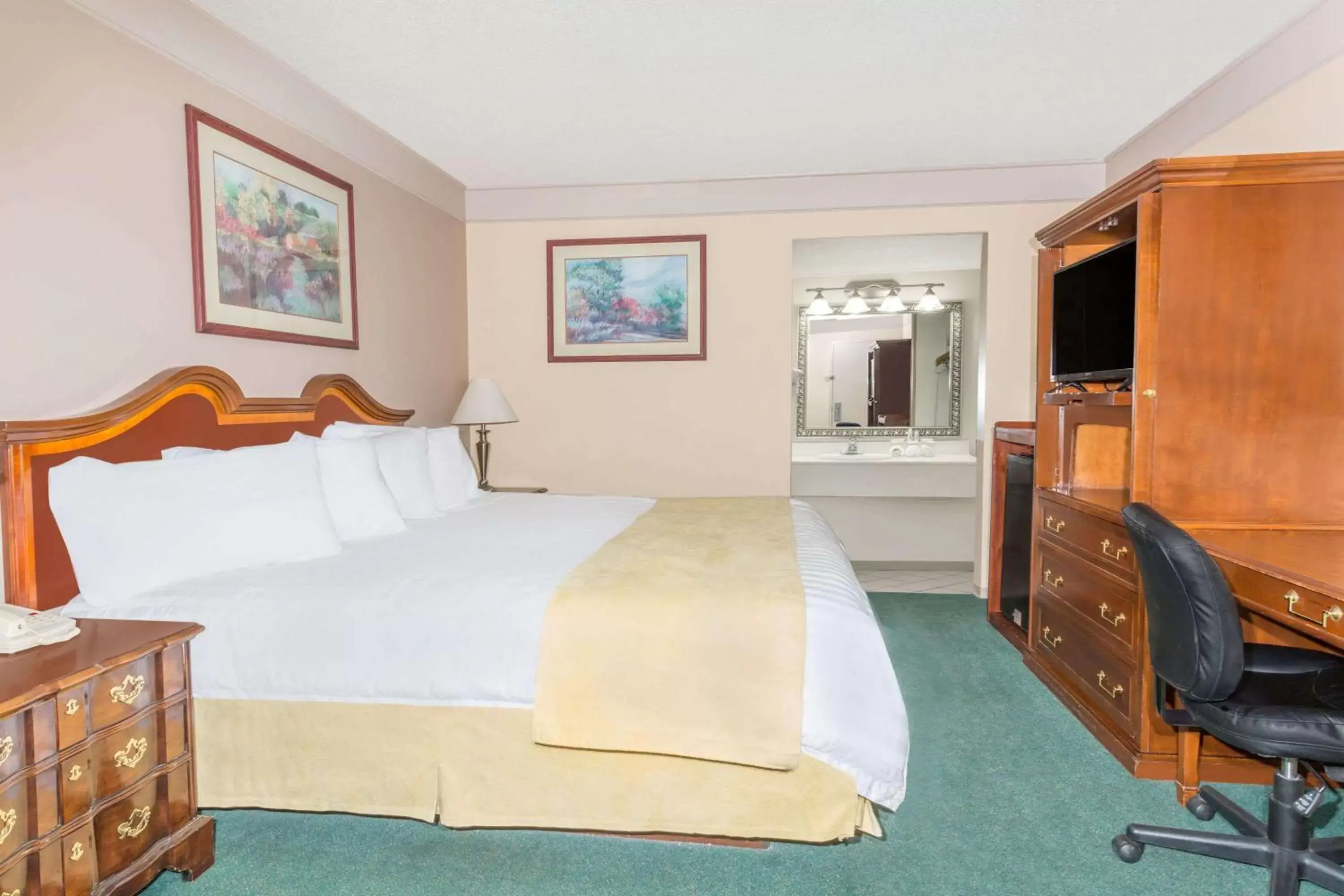 Photo of the whole room, Bed in Days Inn by Wyndham Delta CO