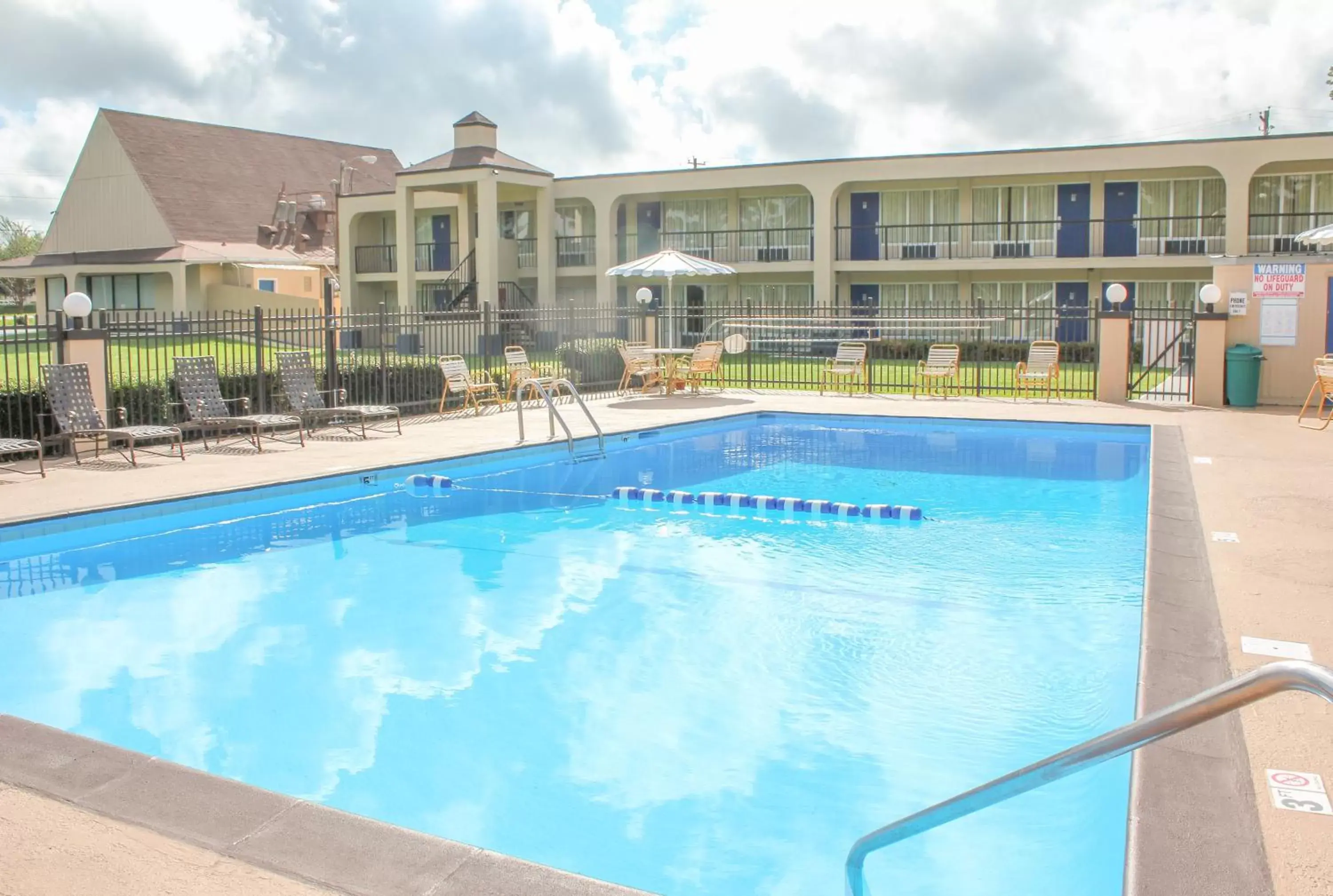 On site, Swimming Pool in Rose Garden Inn & Suites Thomasville