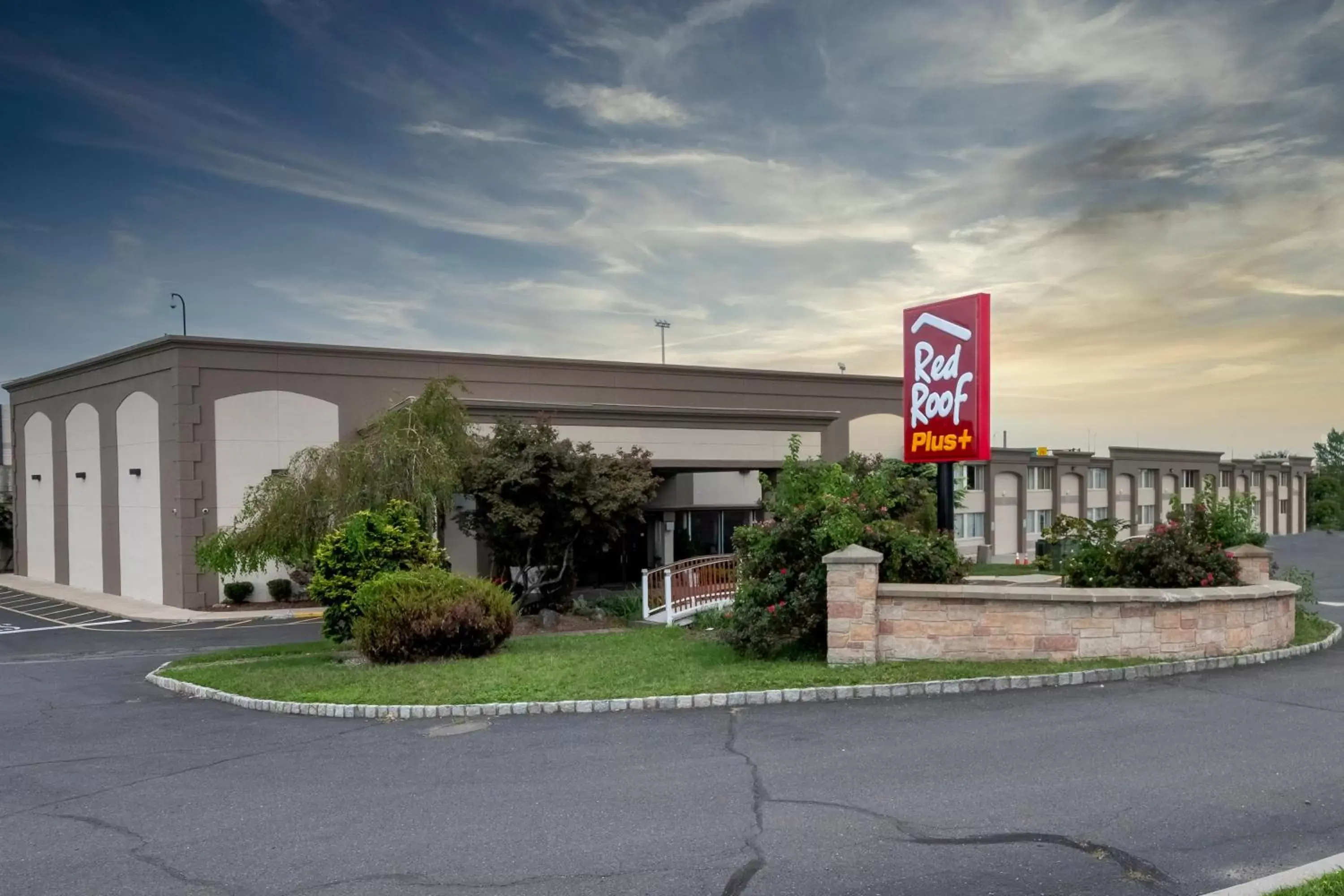 Property building in Red Roof Inn PLUS Newark Liberty Airport - Carteret